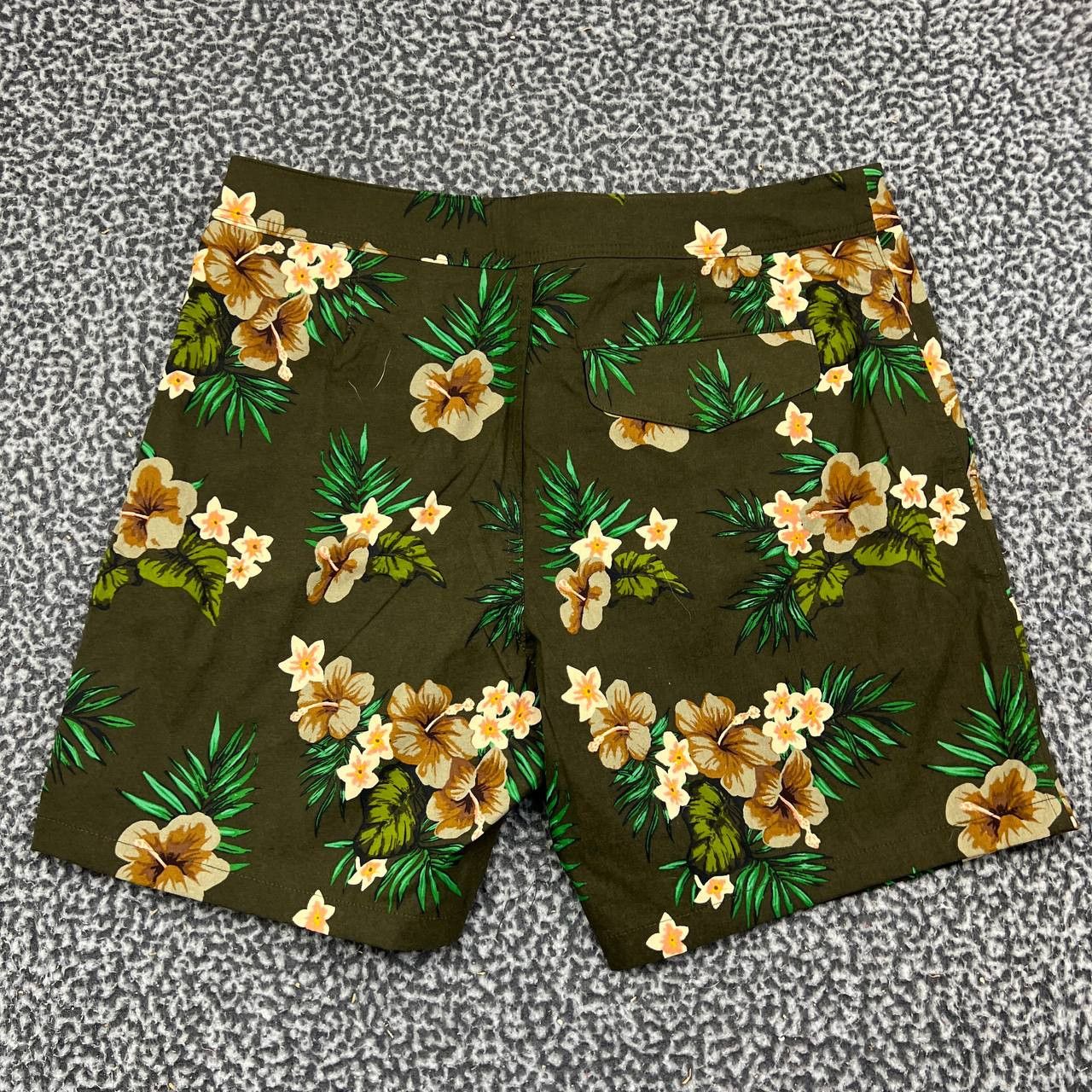 J.Crew J. Crew Board Shorts Men 32 Swimwear Floral Hibiscus Print Size US 32 / EU 48 - 2 Thumbnail