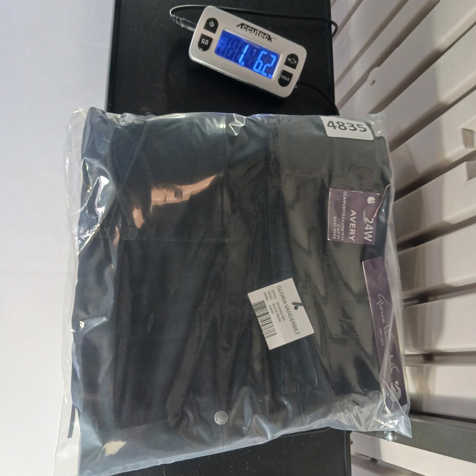 Other Gloria Vanderbilt LCF23235R AVERY Womens Black Shorts Sz 24W Size 42" / US 20 - 9 Thumbnail