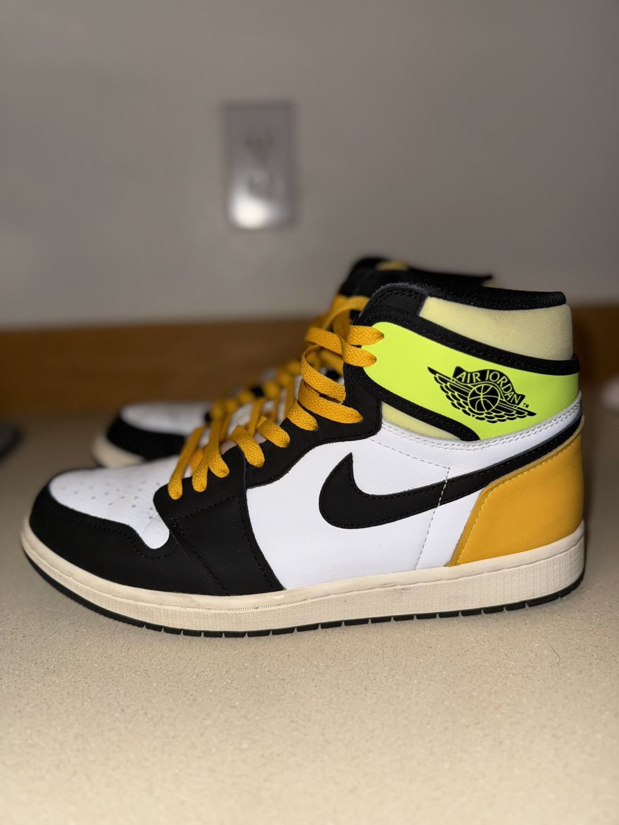 Nike Air Jordan 1 OG Volt Gold Size US 10.5 / EU 43-44 - 3 Thumbnail