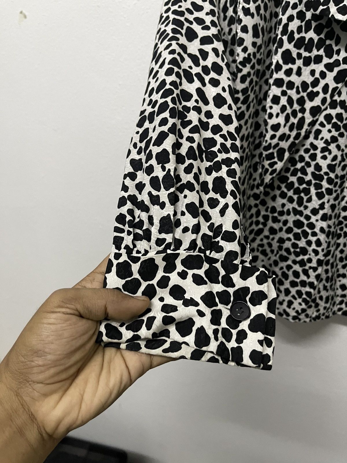 Yves Saint Laurent 1990s YVES SAINT LAURENT CHEMISIERS WHITE LEOPARD BUTTON UP Size M / US 6-8 / IT 42-44 - 15 Thumbnail