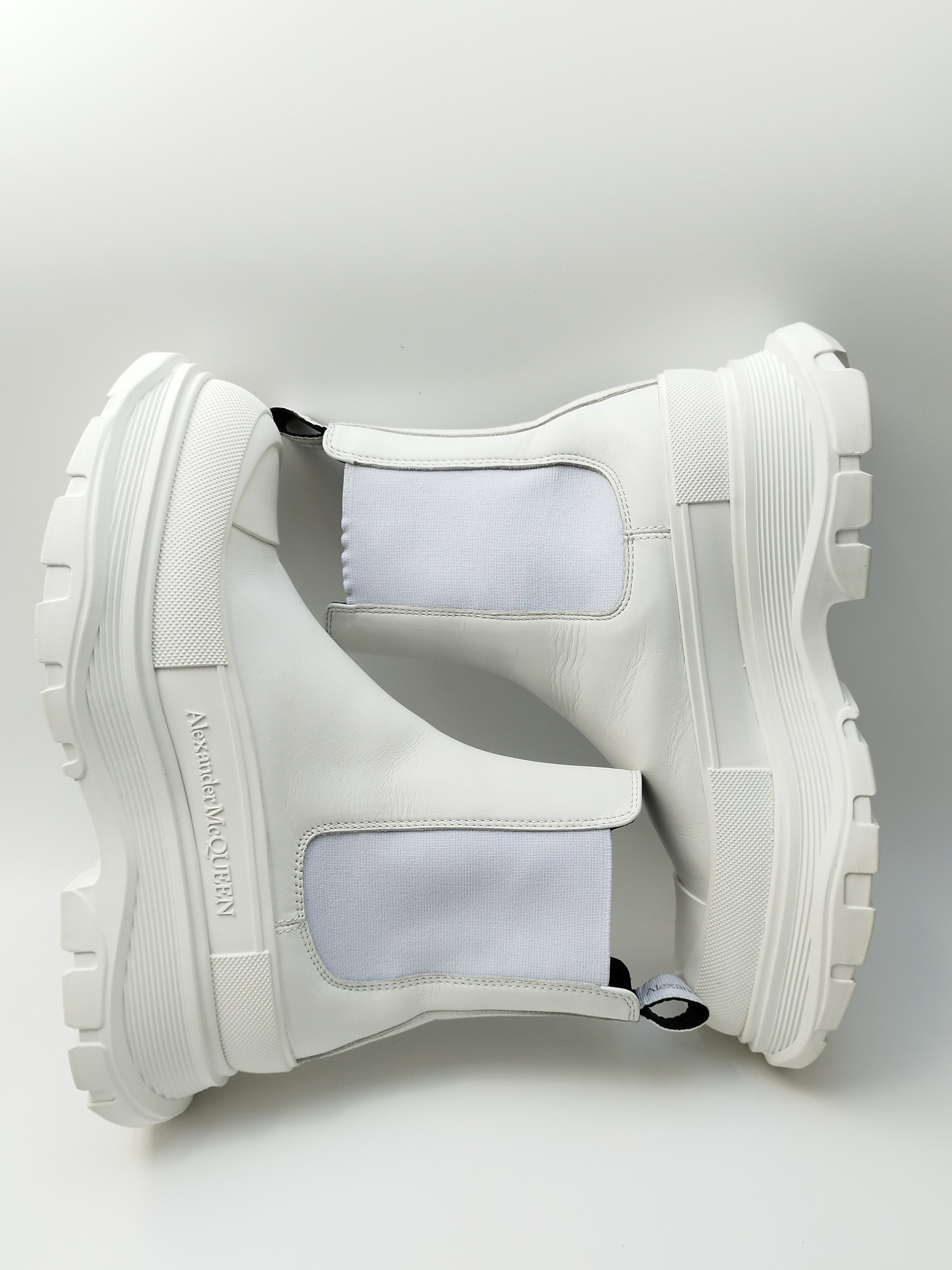 Alexander McQueen Alexander McQueen Chelsea white boots Size US 7.5 / IT 37.5 - 5 Thumbnail