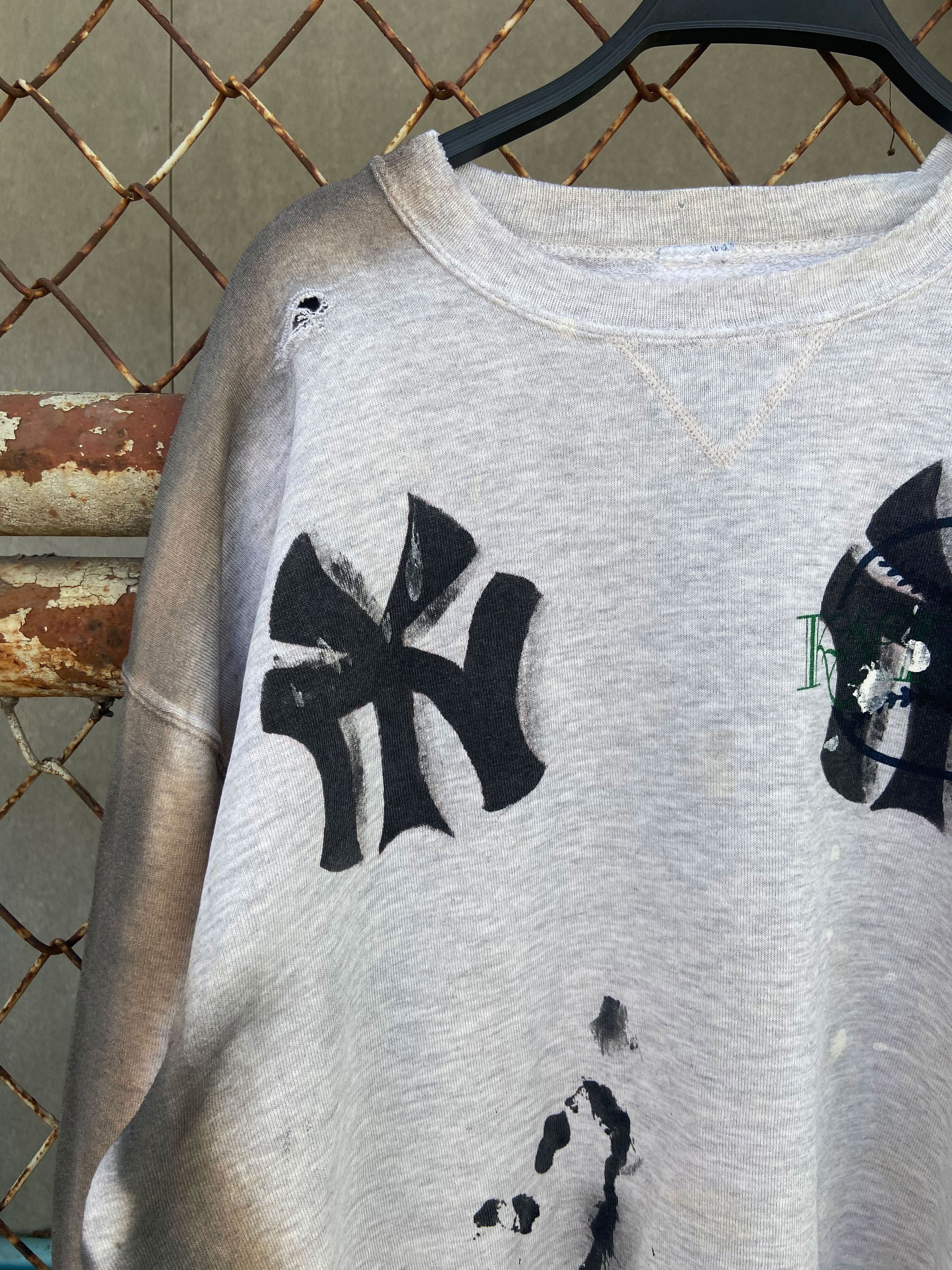 New York Yankees 90s New York PAINT THRASHED Russell Sweatshirt Size US L / EU 52-54 / 3 - 6 Thumbnail