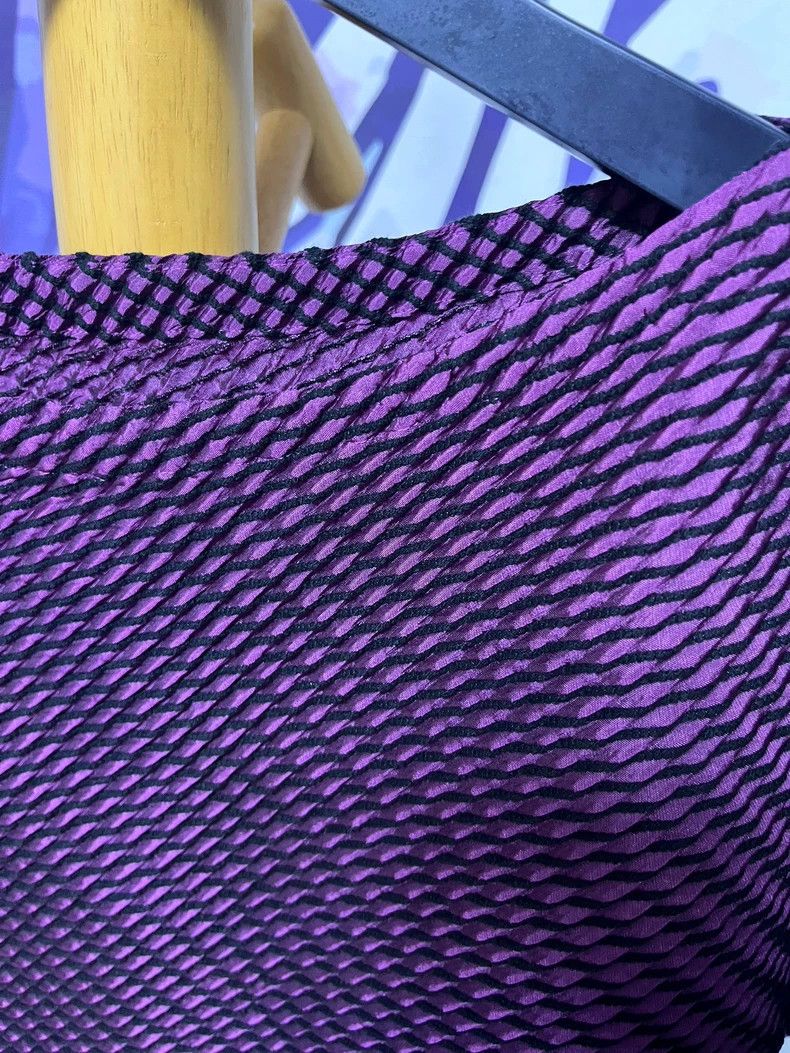 Issey Miyake Issey Miyake size:2 A deep purple fish-scale pleated blous Size S / US 4 / IT 40 - 2 Thumbnail