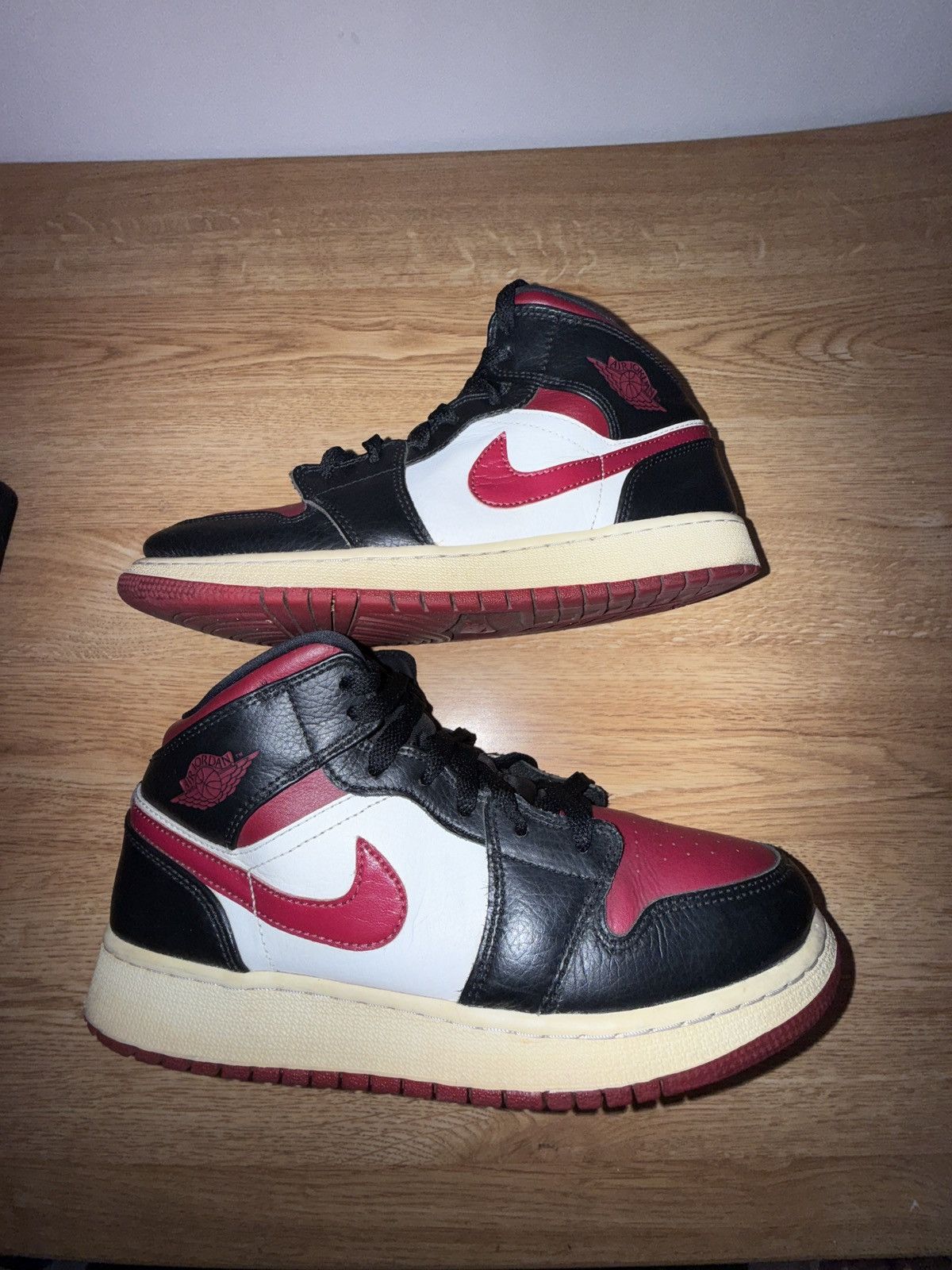 Jordan Brand Jordan 1 “Bred” mids Size US 7 / EU 40 - 2 Thumbnail