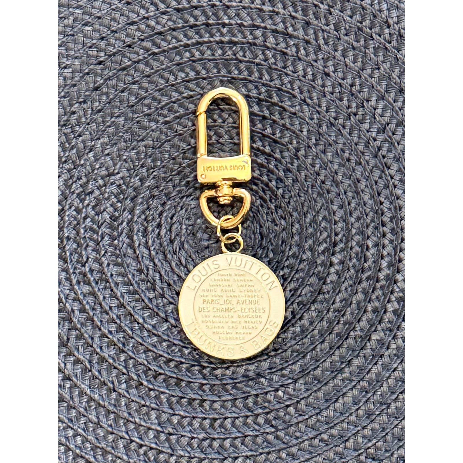 Other Gorgeous White & Gold Handmade Designer Bag Charm Keychain Size ONE SIZE - 5 Thumbnail