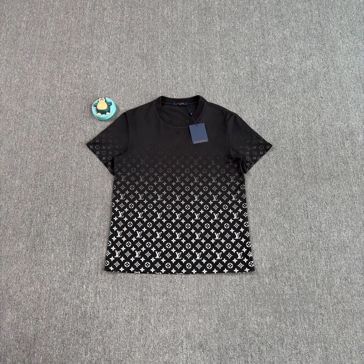 Louis Vuitton Black Gradient Logo Print Short Sleeve T-Shirt. Size US XL / EU 56 / 4 - 1 Thumbnail