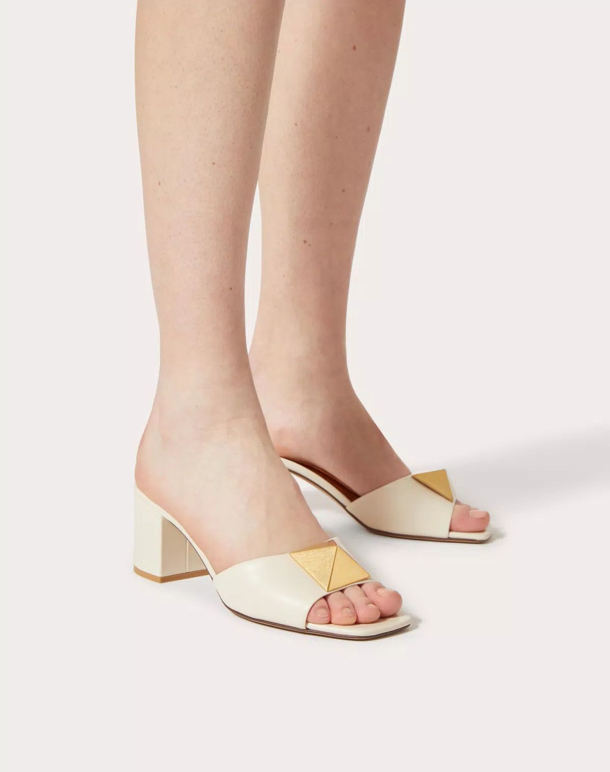 Valentino o1s1wg110625 One Stud Calfskin Slide 60mm in White Size US 5 / IT 35 - 6 Thumbnail