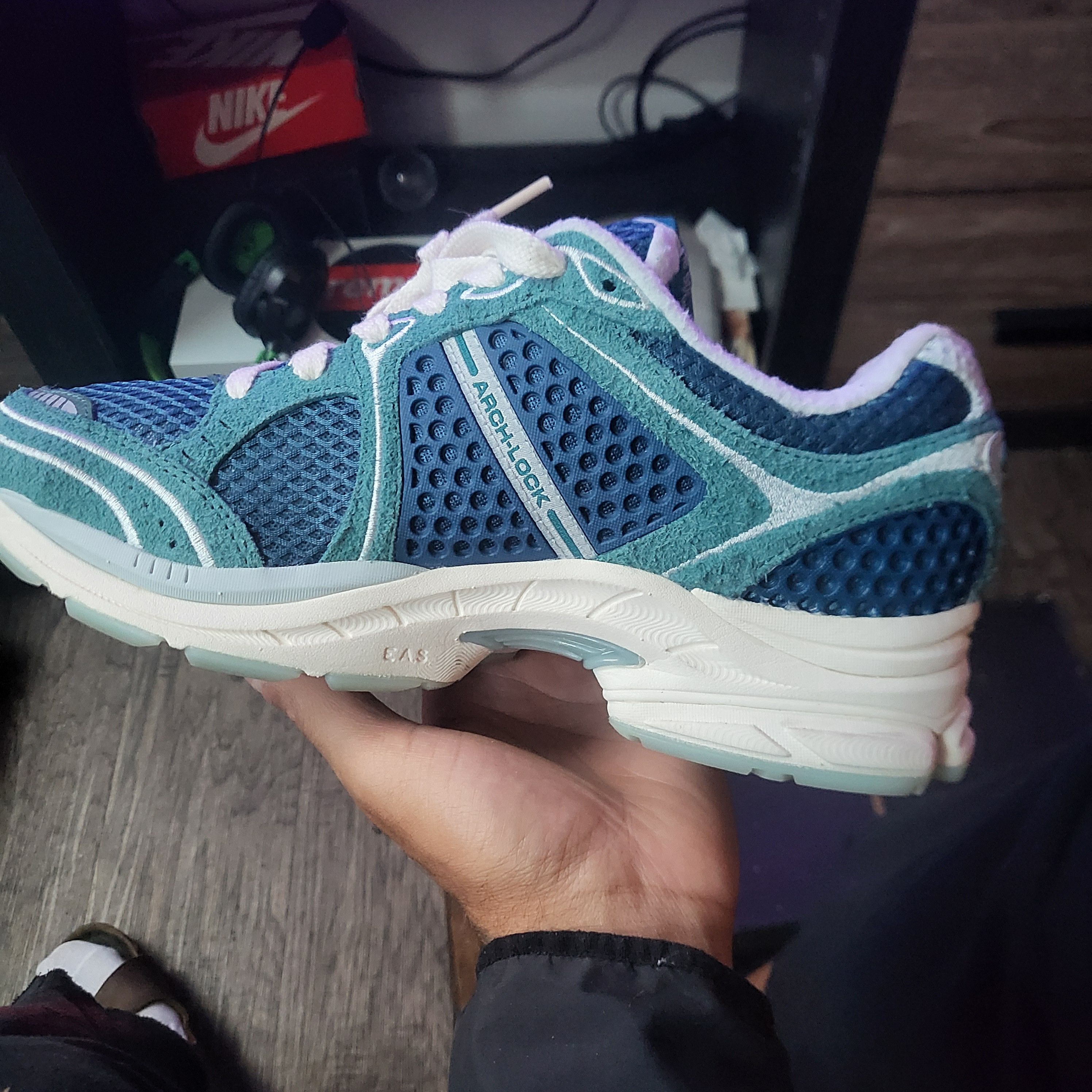 Kith Saucony triumph 4 2024 Size US 9 / EU 42 - 2 Thumbnail