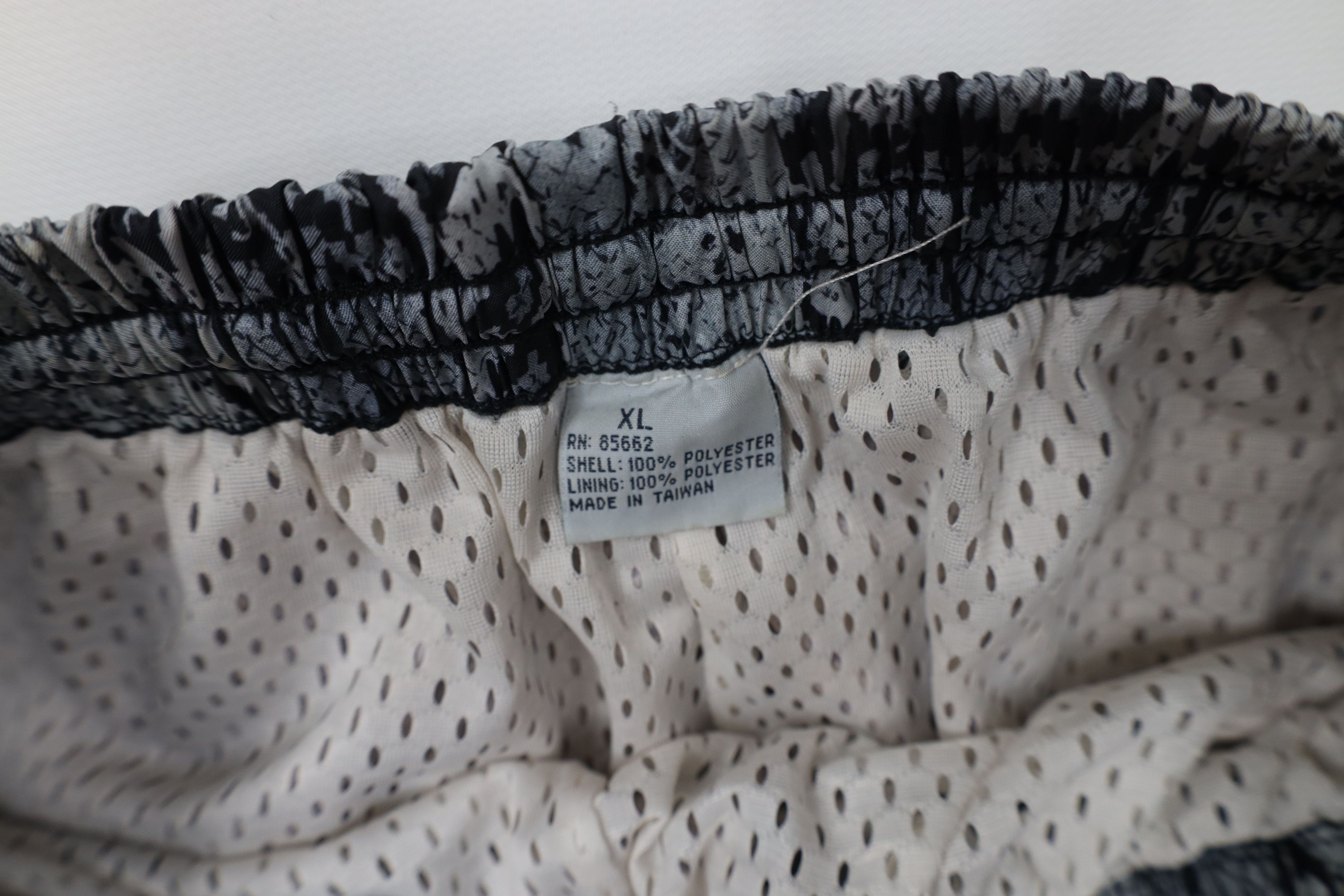 Vintage Vintage 90s Streetwear Snakeskin Windbreaker Pants Polyester Size 26" / US 2 / IT 38 - 9 Thumbnail