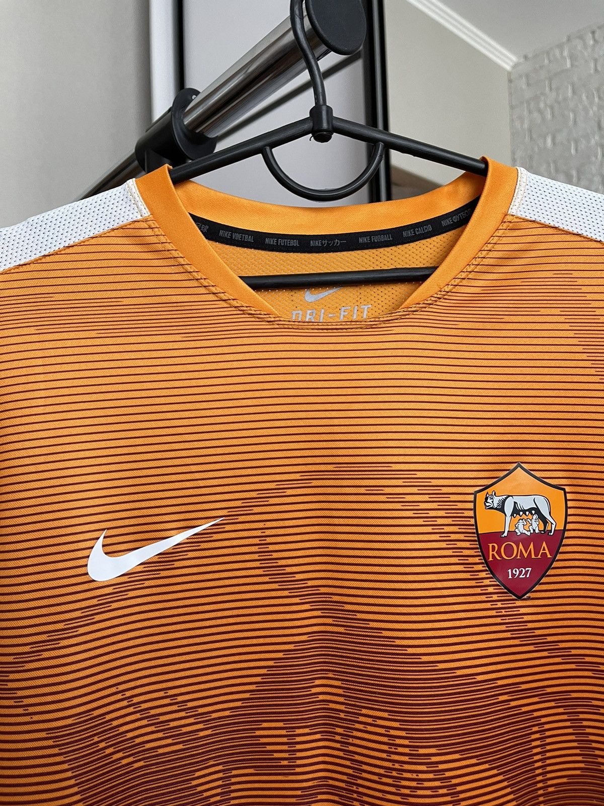 Nike 2018/2019 Nike AS Roma Soccer Jersey Pre Match T-Shirt Tee Size US XL / EU 56 / 4 - 5 Thumbnail