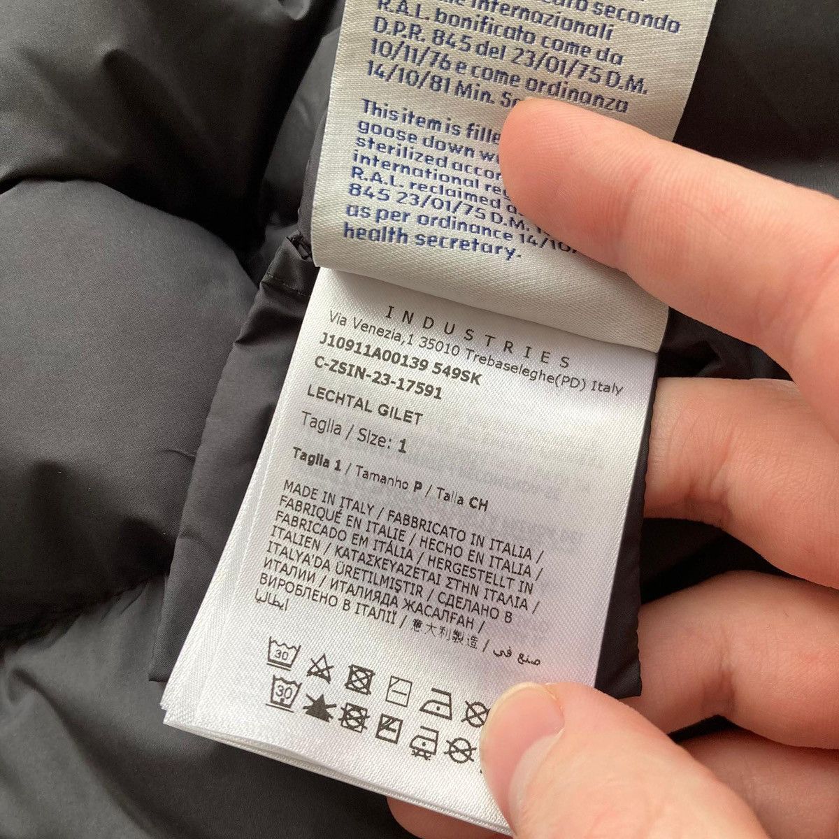 Moncler Moncler down gilet size 1 gui LECHTAL black logo bomber Size US S / EU 44-46 / 1 - 14 Thumbnail