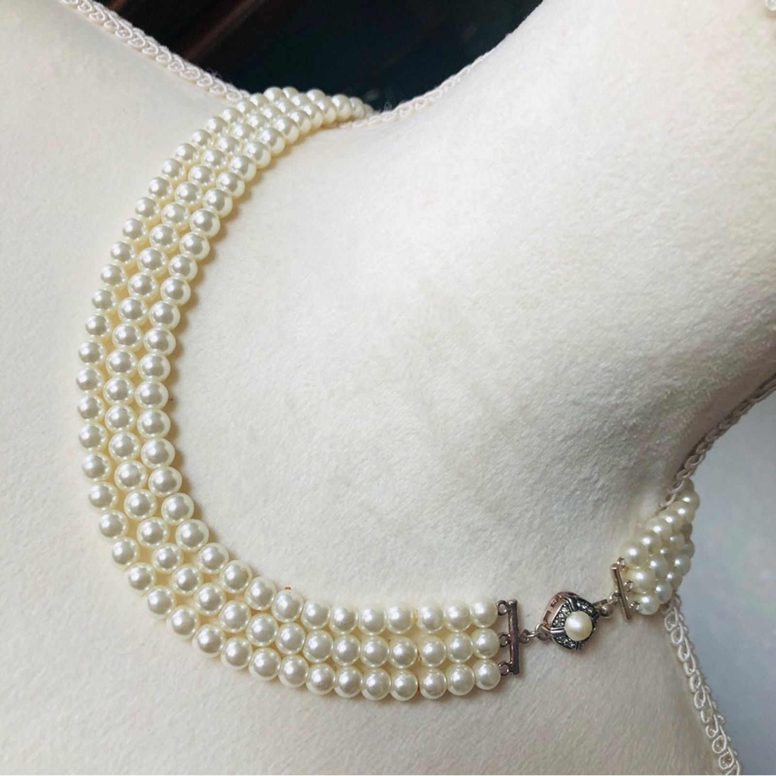 Vintage Vintage Feinberg triple strand white glass pearl necklace Size ONE SIZE - 1 Thumbnail
