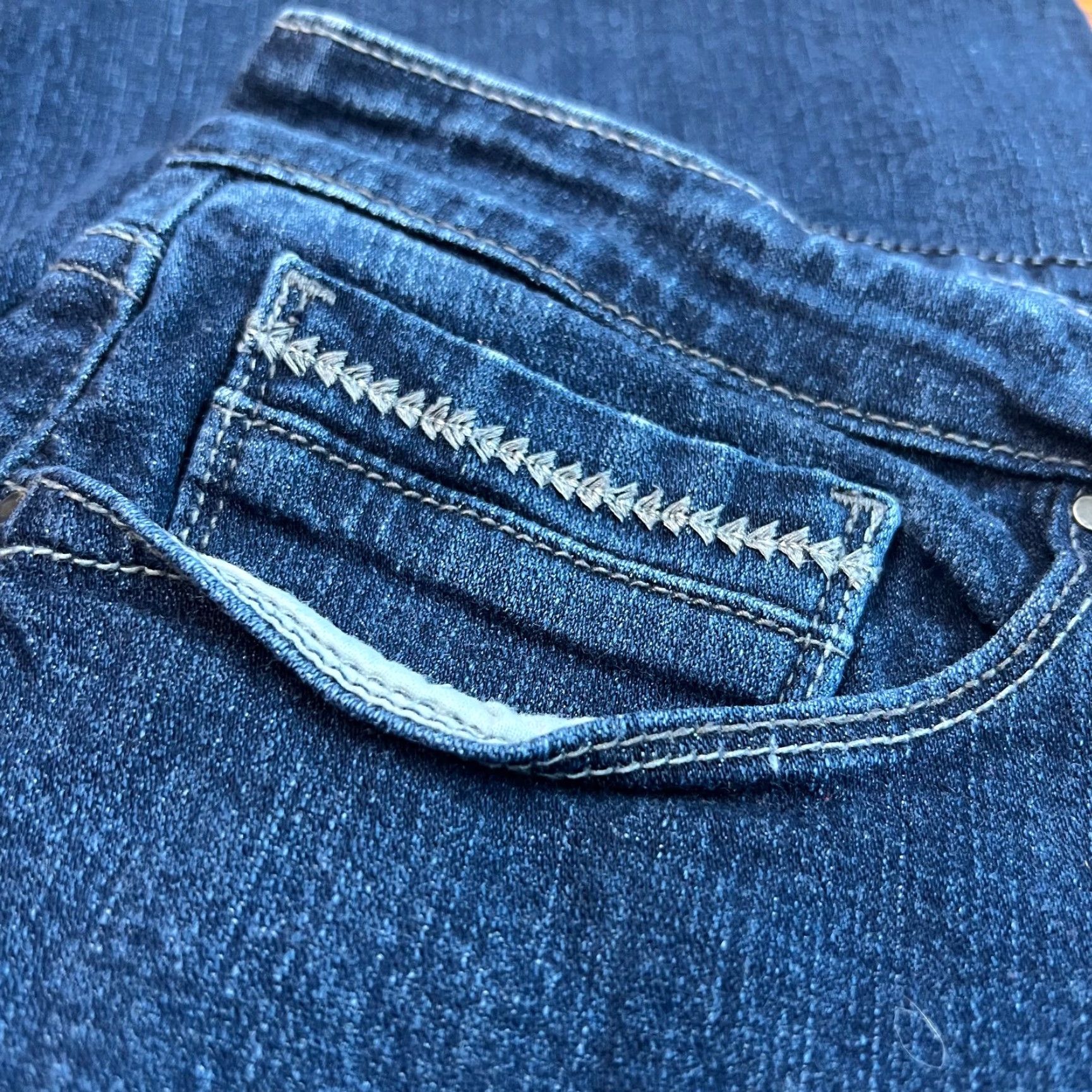 Levi's Levi's Womens Capri Jeans Flat Front Straight Leg 24 Blue Denim Slim Stretch Capri 24 Women's Jeans Update - Vintage? No Size 42" / US 20 - 7 Thumbnail