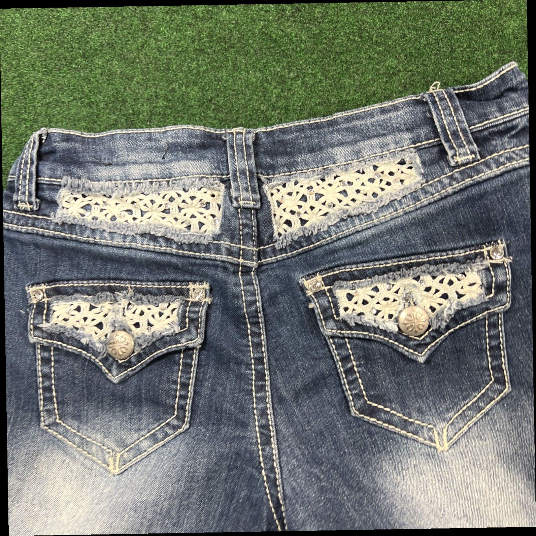 Vintage Cato Womens Embellished Bling Pockets Cuffed Denim Shorts Size 8 Preowned Size 30" / US 8 / IT 44 - 5 Thumbnail