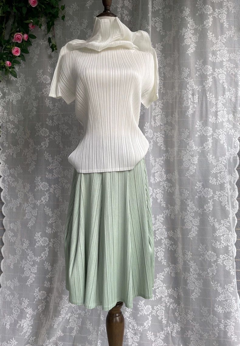 Issey Miyake Issey Miyake size:4 A light green pleated waltz skirt Size 22" - 3 Thumbnail