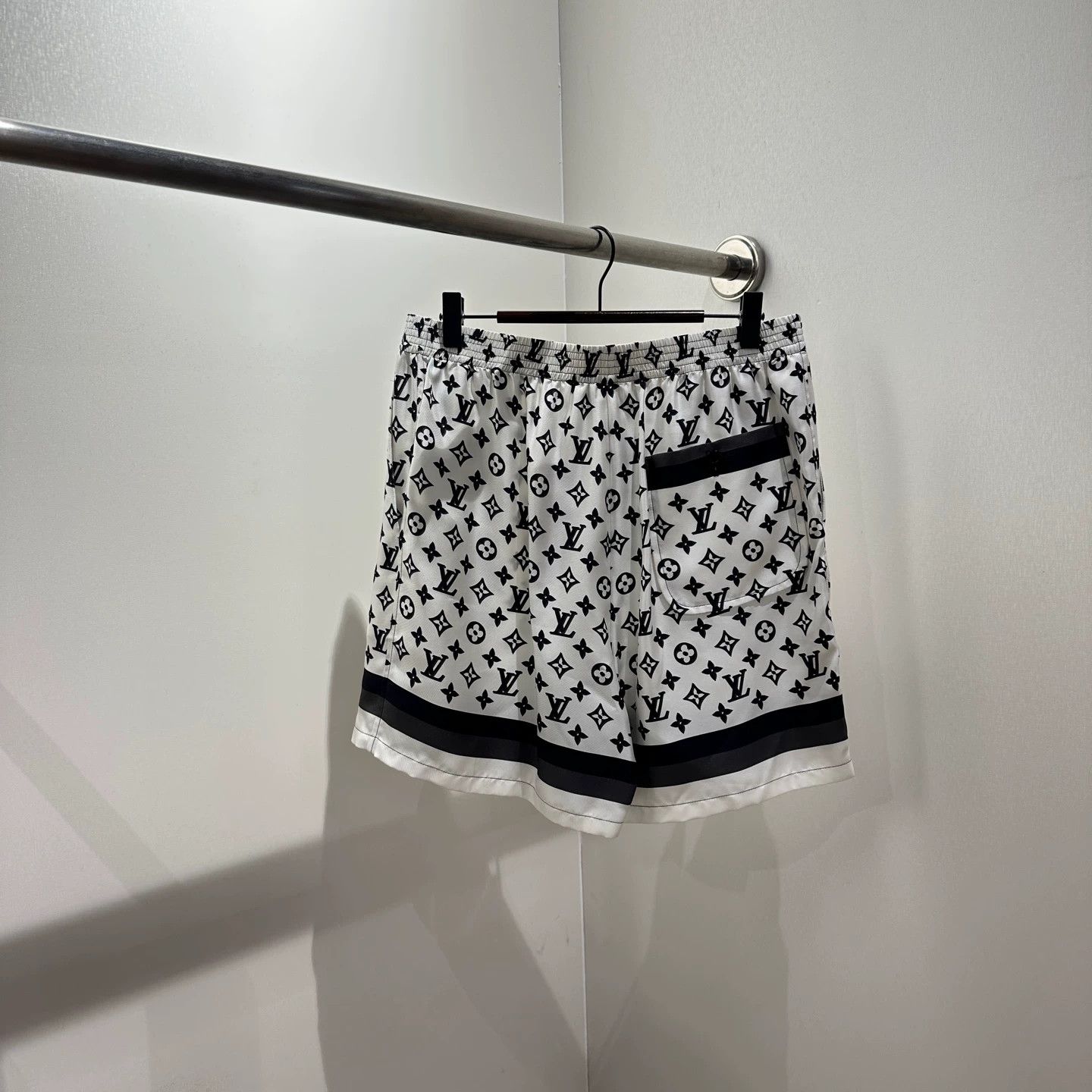 Louis Vuitton LV may595 all over logo silk shorts 38 Size 27" / US 4 / IT 40 - 2 Thumbnail