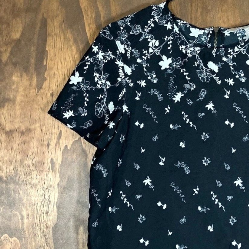 Banana Republic Banana Republic Womens Blouse Black White Floral Short Sleeve Petite XS Blouse Casual Workwear Travel Size XS / US 0-2 / IT 36-38 - 4 Thumbnail