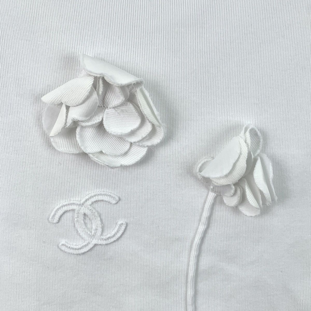 Chanel Chanel White Camellia Embossed Short Sleeve T-shirt K26WX Size XXS / US 00 / IT 34 - 4 Thumbnail