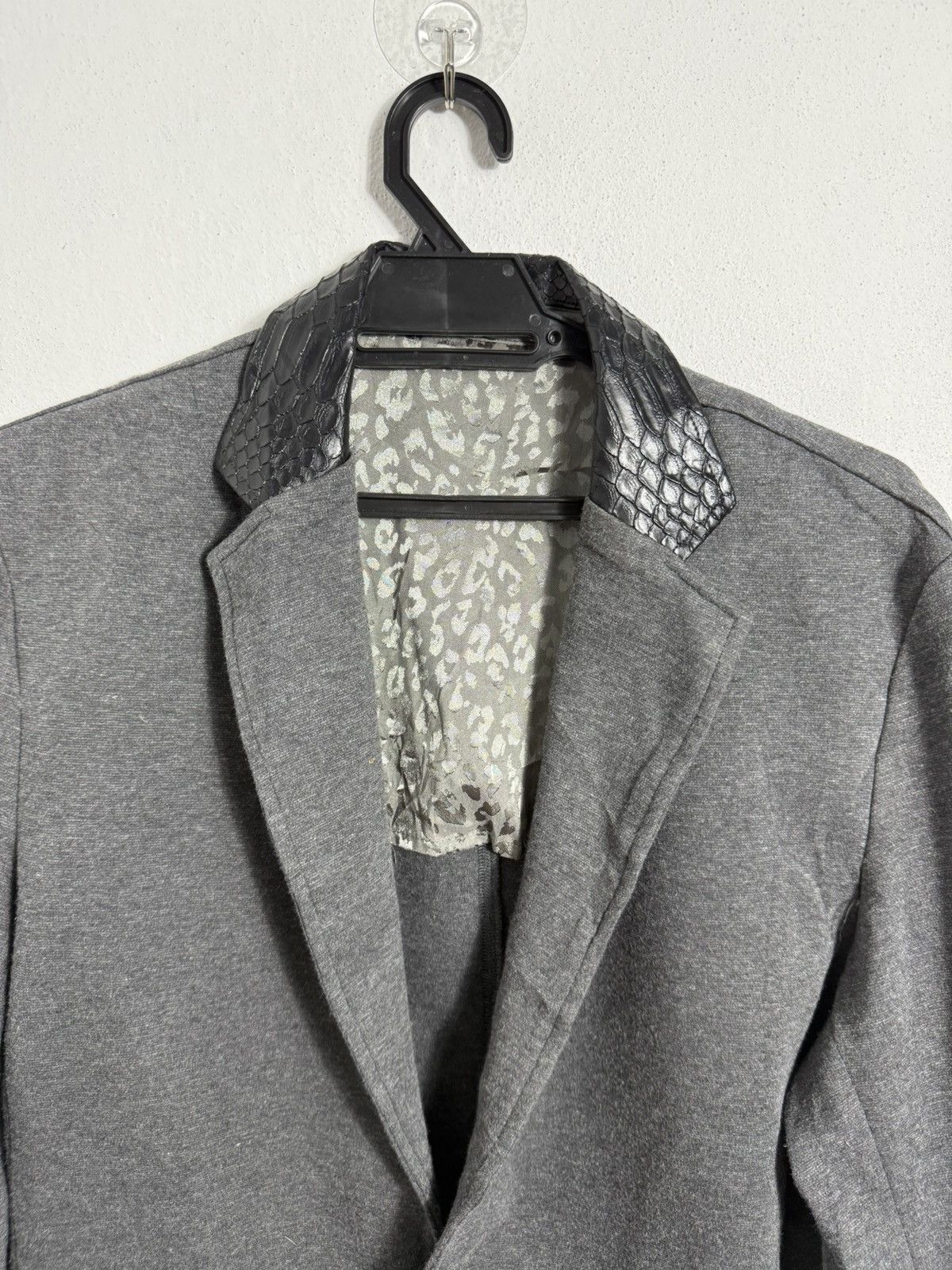 semanticdesign ISAMU KATAYAMA STYLE SINGLE BUTTON JUMPER PYTHON COLLAR Size US L / EU 52-54 / 3 - 4 Thumbnail