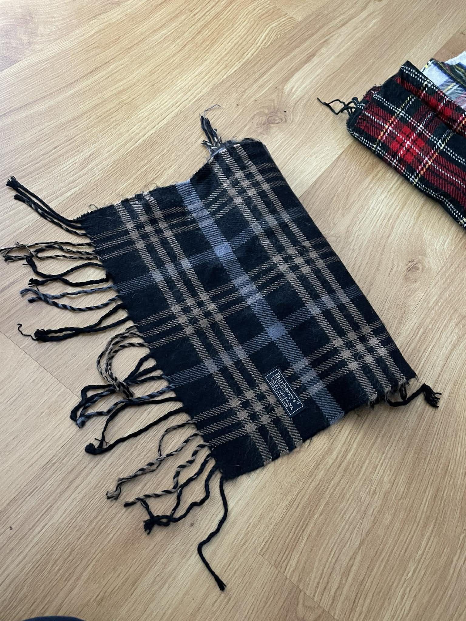 Burberry burrberry scarf vintage 80/90's lambwool Size ONE SIZE - 1 Thumbnail