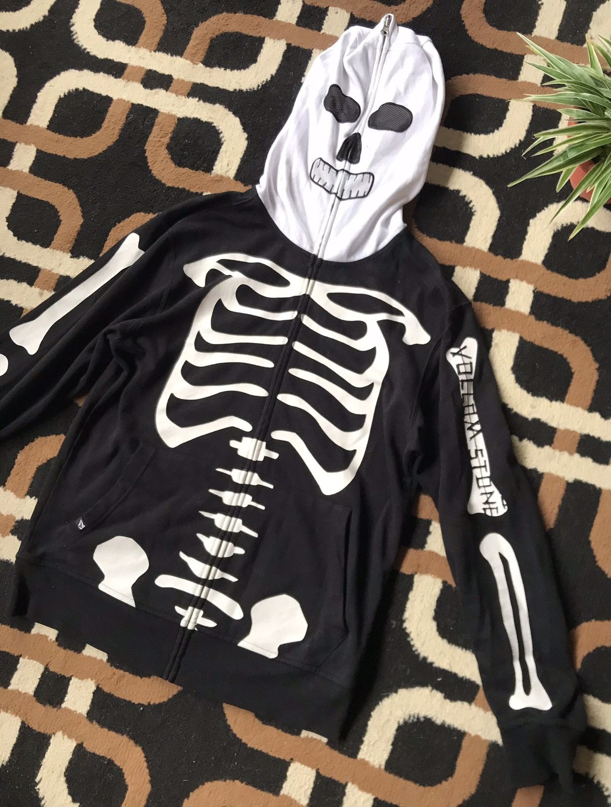 Volcom 🔥 🔥 OFFER ME NOW ‼️ Rare Volcom Skull Skeleton Hoodie Size US M / EU 48-50 / 2 - 2 Thumbnail