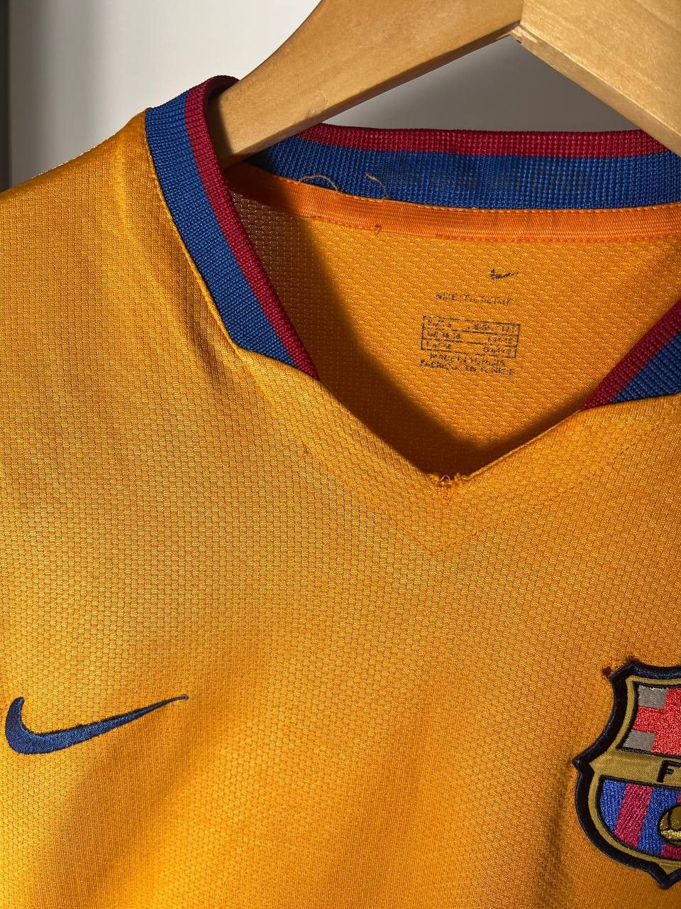 Nike VINTAGE NIKE FC BARCELONA SPAIN SOCCER JERSEY RETRO Y2K 90s Size US M / EU 48-50 / 2 - 7 Thumbnail