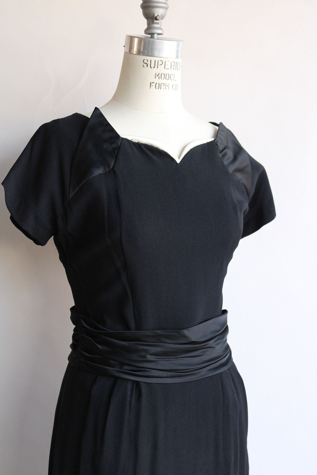 Vintage Vintage 1950s Dress, Black Rayon Dress With Cummerbund Belt Size S / US 4 / IT 40 - 4 Thumbnail