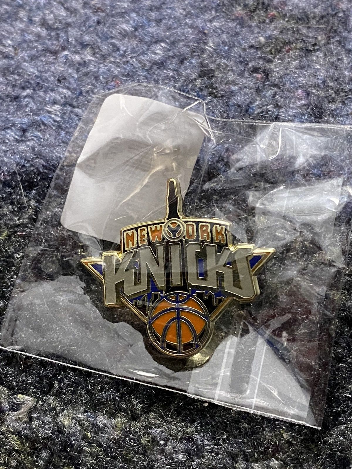 Kith × NBA Kith x New York Knicks Pin Size ONE SIZE - 3 Thumbnail