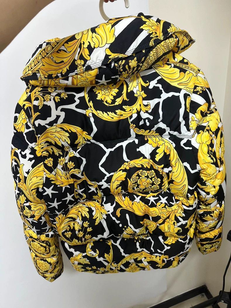 Versace Versace Gold printed down jacket Size US XS / EU 42 / 0 - 2 Thumbnail