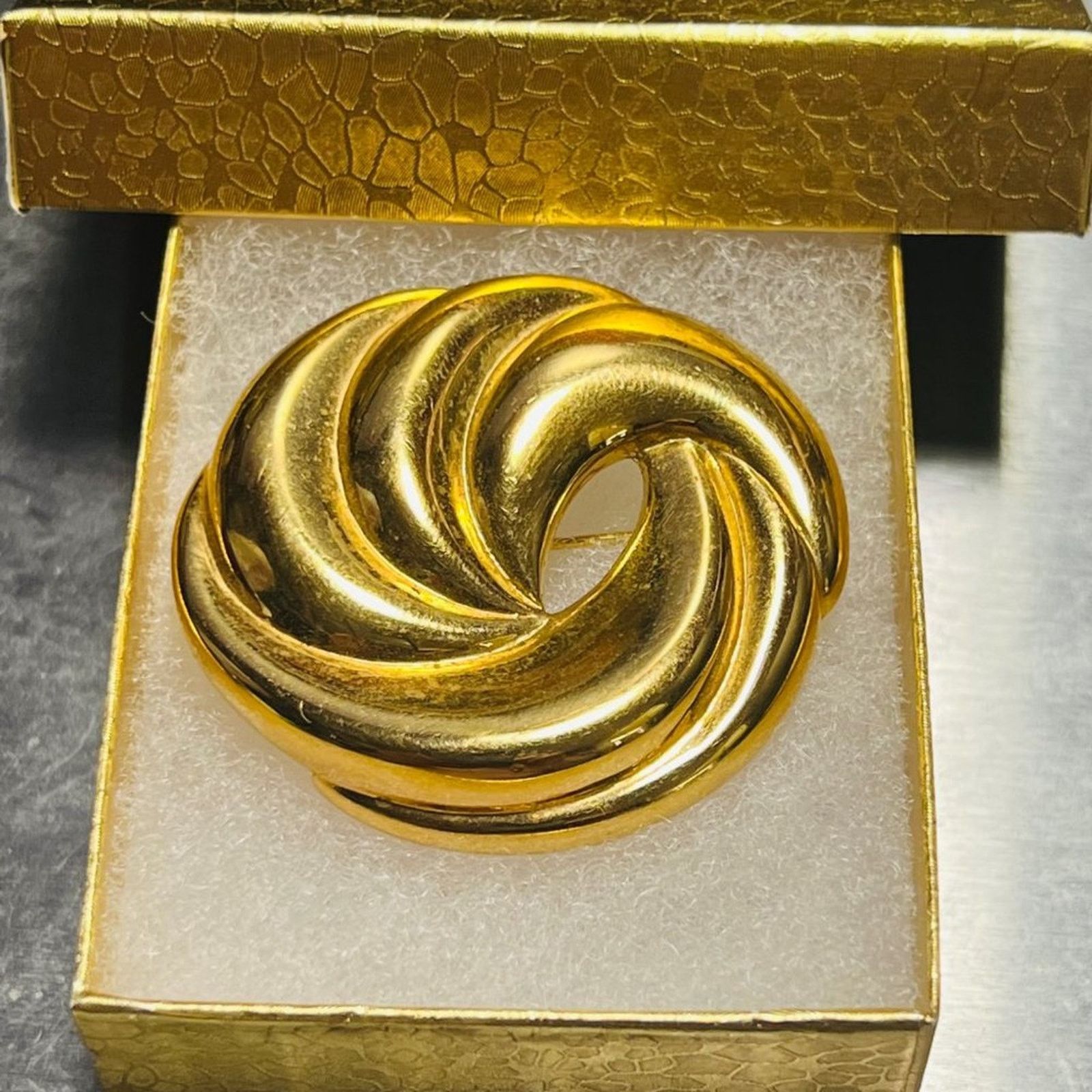 & Other Stories Vintage - Napier Gold tone Swirl Circular Brooch Pin Size ONE SIZE - 4 Thumbnail