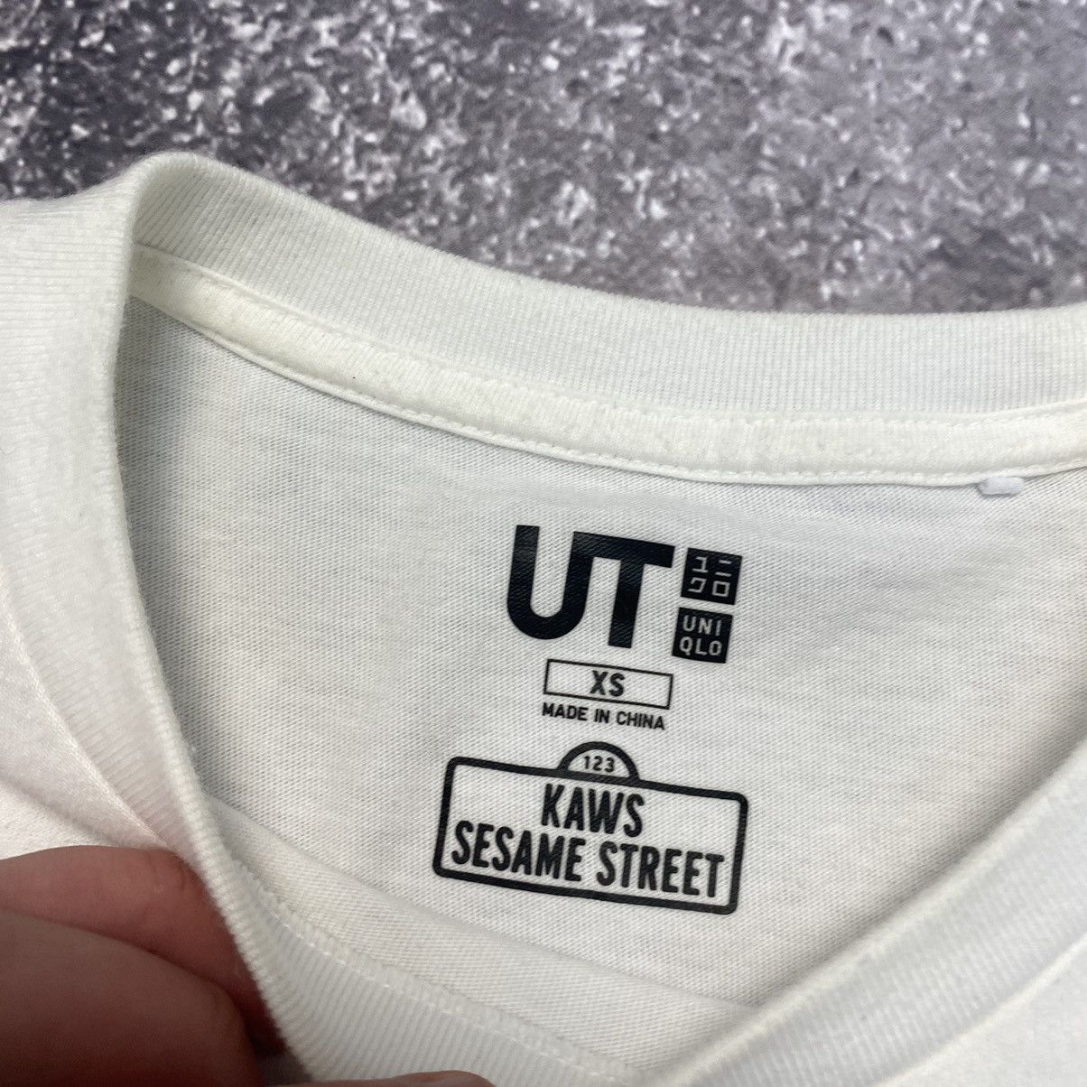 Uniqlo Designer Uniqlo x Kaws Small Basic logo white cartoon tee Size US XS / EU 42 / 0 - 6 Thumbnail