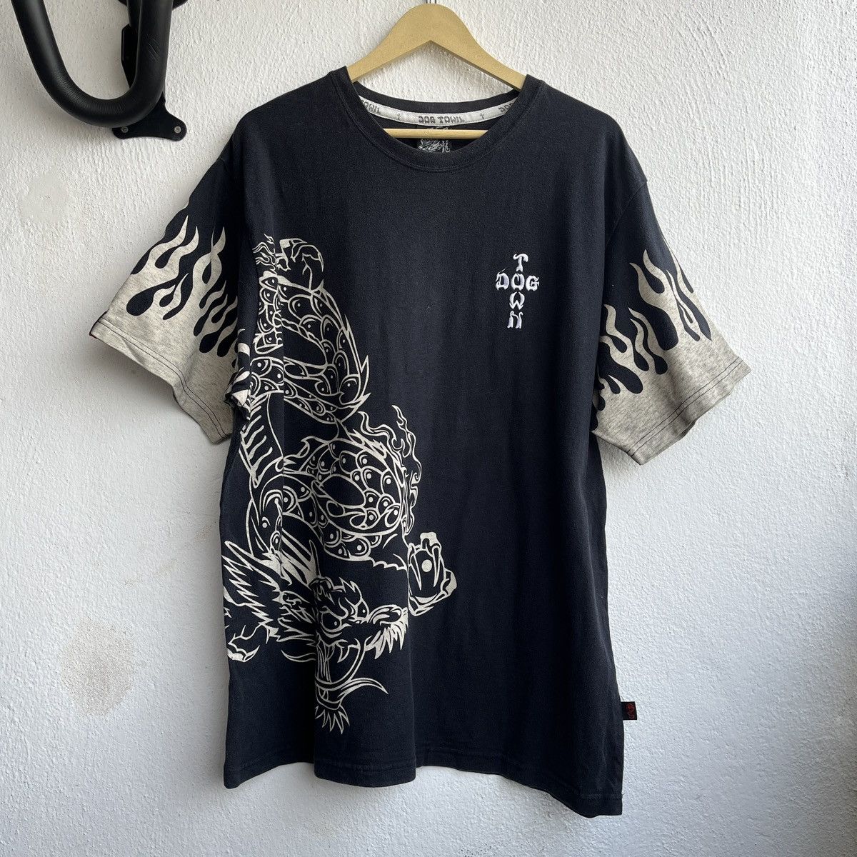 Dogtown VINTAGE DOGTOWN BLACK DRAGON FIRE FLAMES TSHIRT Size US L / EU 52-54 / 3 - 1 Thumbnail