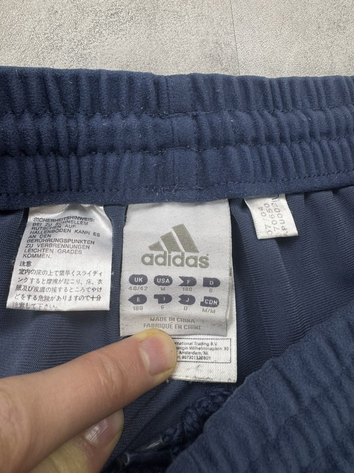 Vintage Adidas Velour Track Pants Vintage Three Stripes 2004 Size US 32 / EU 48 - 6 Thumbnail