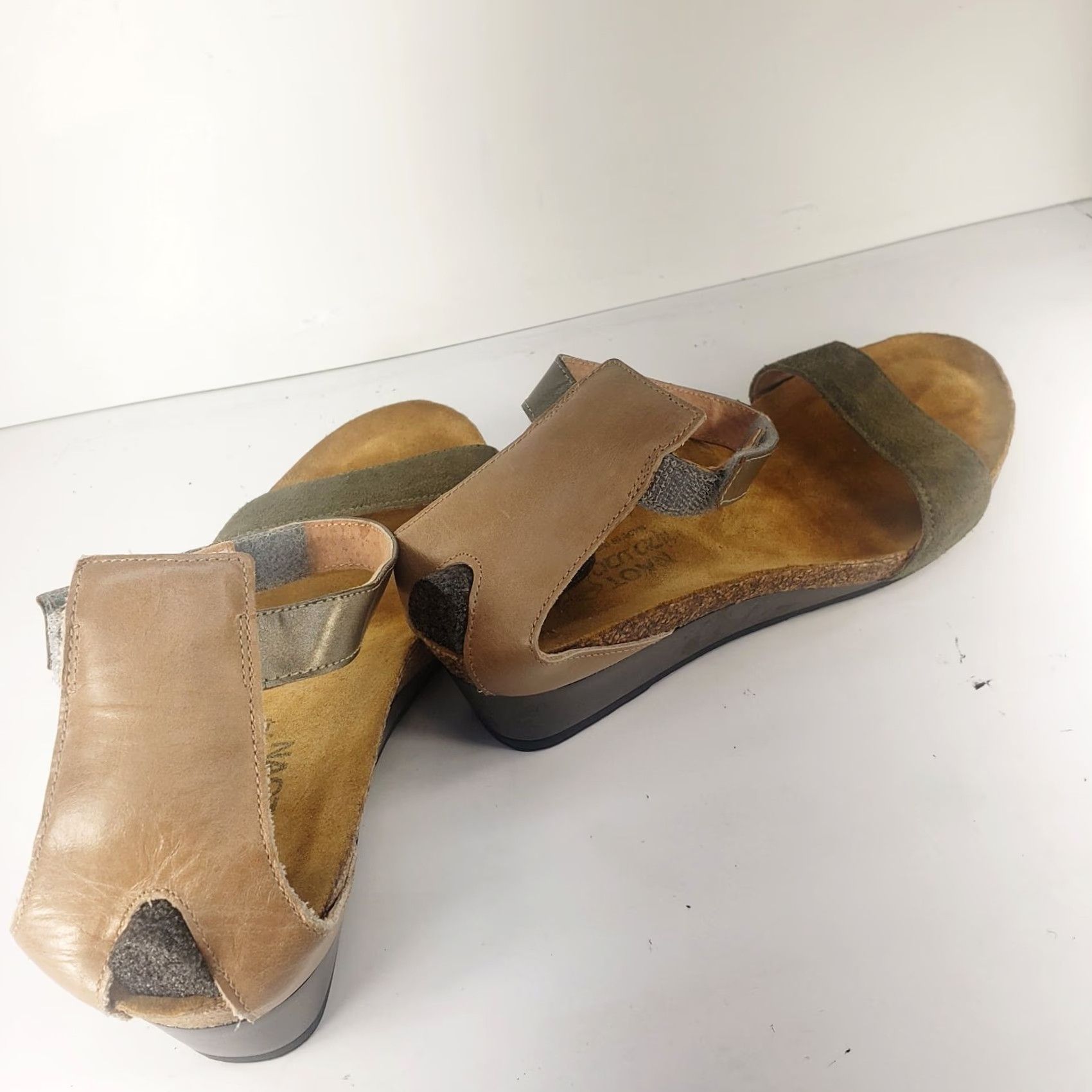 Vintage Naot Sandal Pixie Green Beige Silver Metallic Ankle Strap Slingback Wedge 9M Adult Womens Size US 9 / IT 39 - 6 Thumbnail