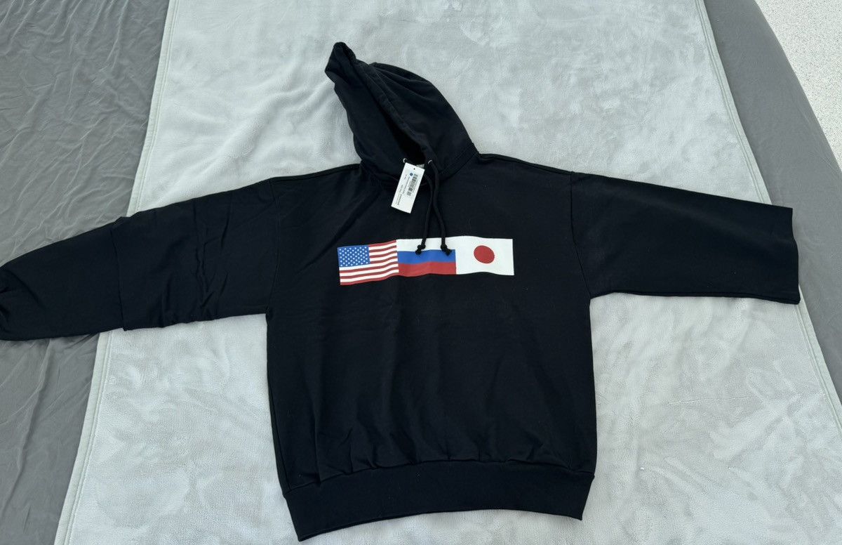 Gosha Rubchinskiy GOSHA RUBCHINSKIY DOUBLE SLEEVE FLAG SWEATER Size US M / EU 48-50 / 2 - 1 Thumbnail
