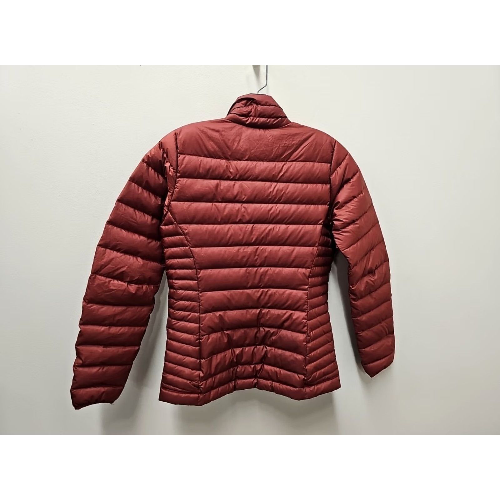 Patagonia Patagonia Jacket Maroon Size XS Regular Solid Puffer Coat Wind-Resistant Hooded Insulated Water Resistant Full Zip Logo Womens Size XS / US 0-2 / IT 36-38 - 6 Thumbnail