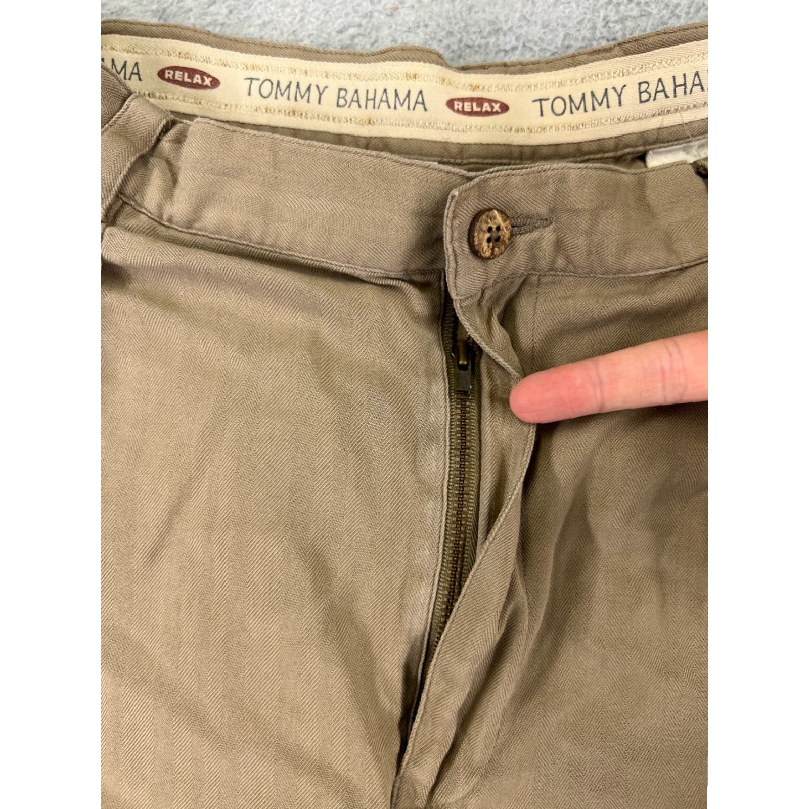 Tommy Bahama Tommy Bahama Bermuda Shorts Men 34 Beige Silk Herringbone Pleated 9 Inseam Zip Pocket Pockets Travel Aloha Beach Designer Mens Size US 34 / EU 50 - 6 Thumbnail