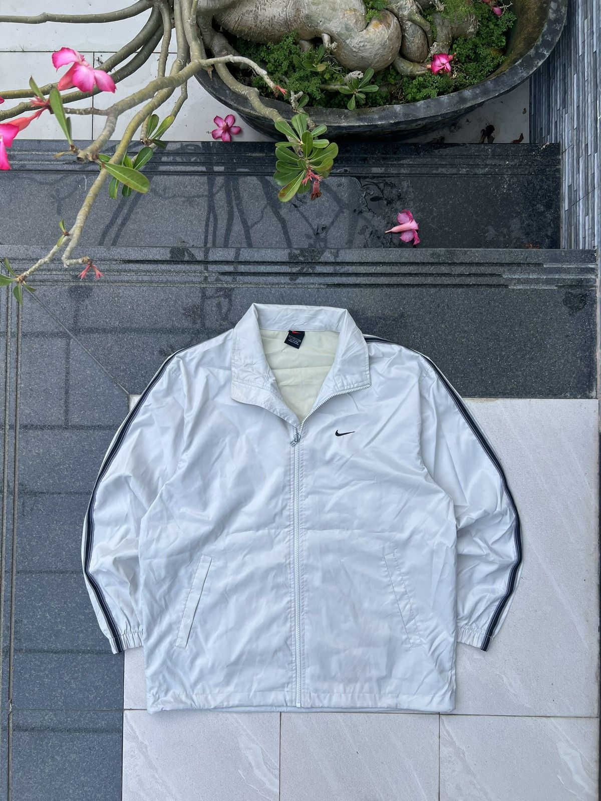 Nike × Vintage 90s Nike Swoosh Vintage Y2K Oversized Windbreaker Jacket Size US L / EU 52-54 / 3 - 1 Thumbnail