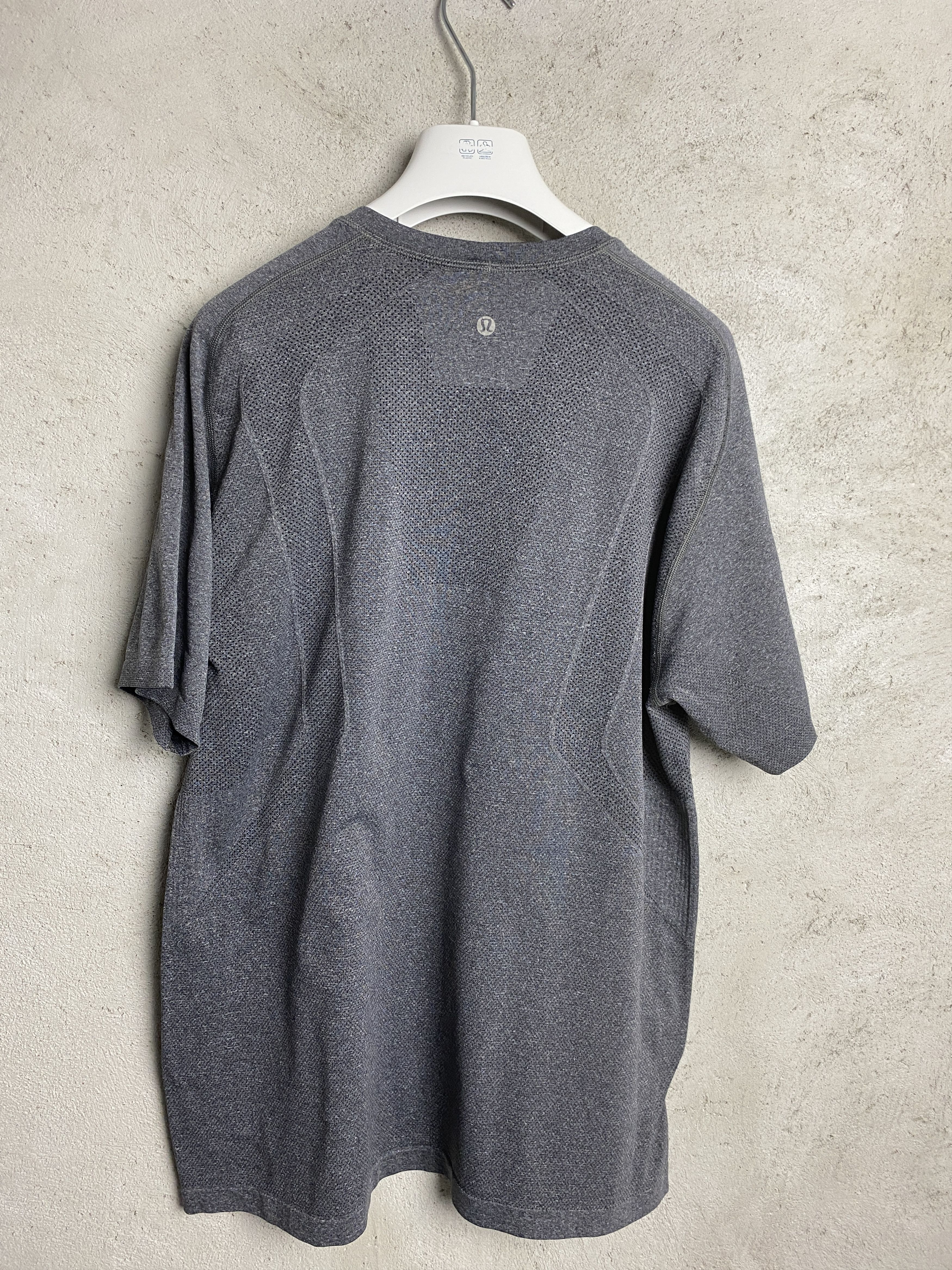 Lululemon Lululemon t-shirt tee gym sport running Size US L / EU 52-54 / 3 - 1 Thumbnail