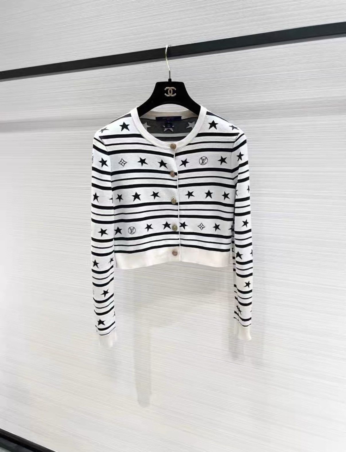 Louis Vuitton LV Stylish White Star Pattern Knit Cardigan J33 Size S / US 4 / IT 40 - 1 Thumbnail