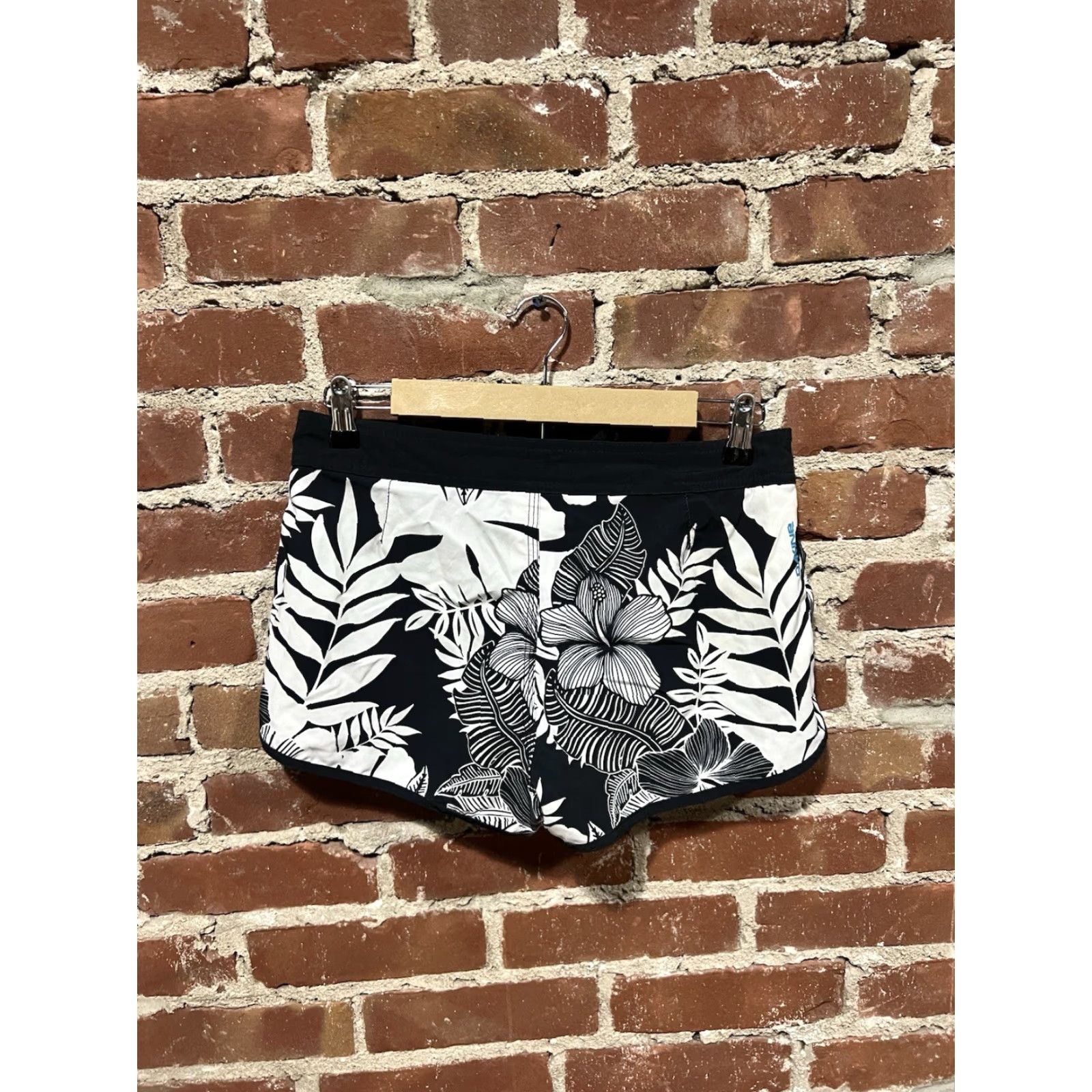 Dakine Dakine Womens Black Floral Pattern Swim Shorts Bottoms 26 Dark Floral Pattern Swim Shorts Womens 26 Black Dakine Women’s Size 26" / US 2 / IT 38 - 2 Thumbnail