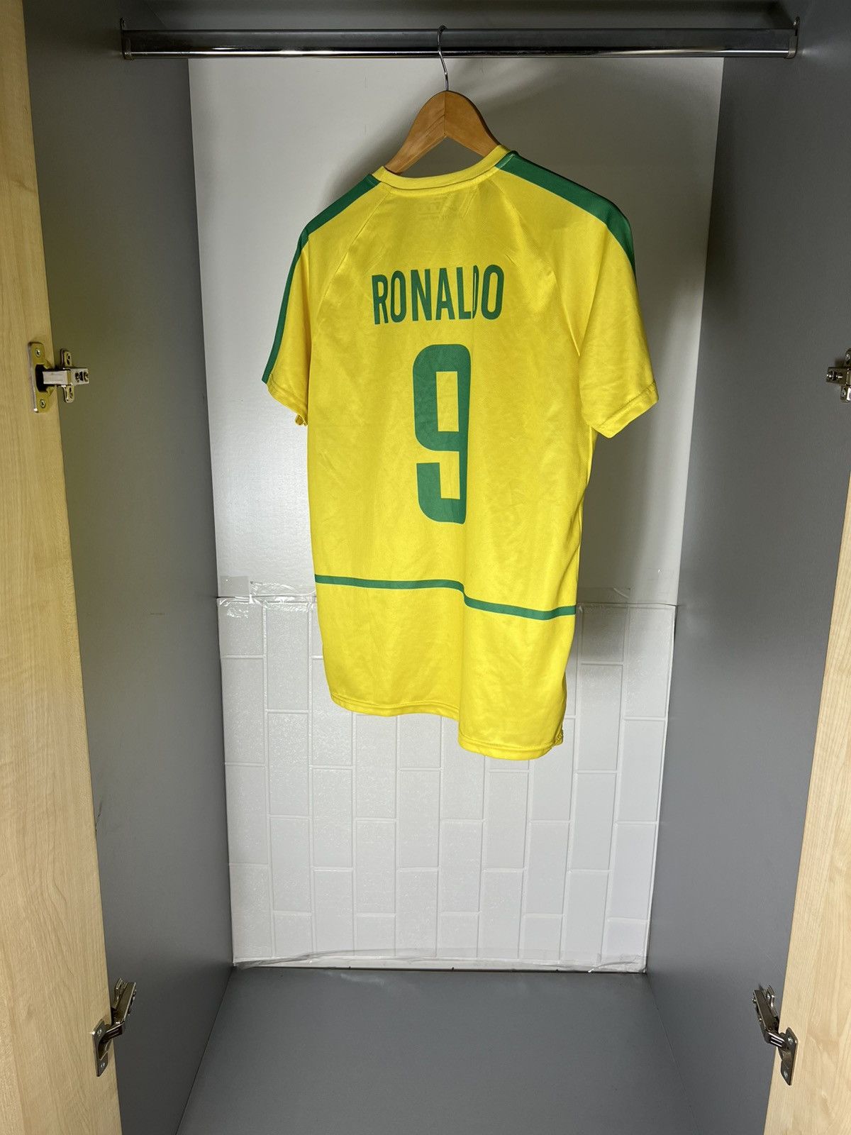 Vintage VERY RARE BRAZIL RETRO SOCCER JERSEY RONALDO BLOKE Y2K 90s Size US M / EU 48-50 / 2 - 18 Thumbnail