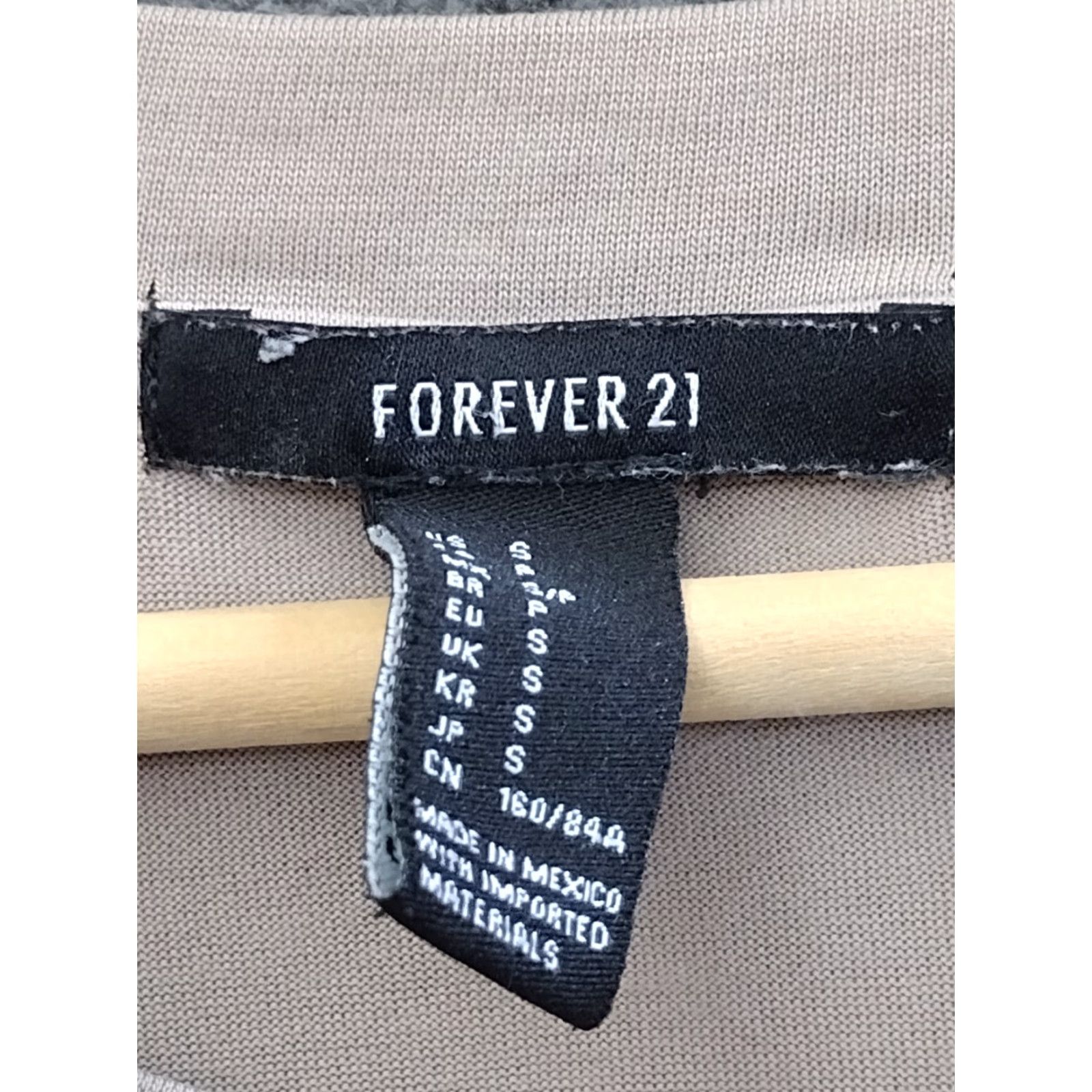 Forever 21 FOREVER 21 Tunic T-Shirt Short Sleeve Round Neck Tan Light Brown Solid Dolphin Hem Relaxed Fit Classic (S) Womens Size S / US 4 / IT 40 - 6 Thumbnail