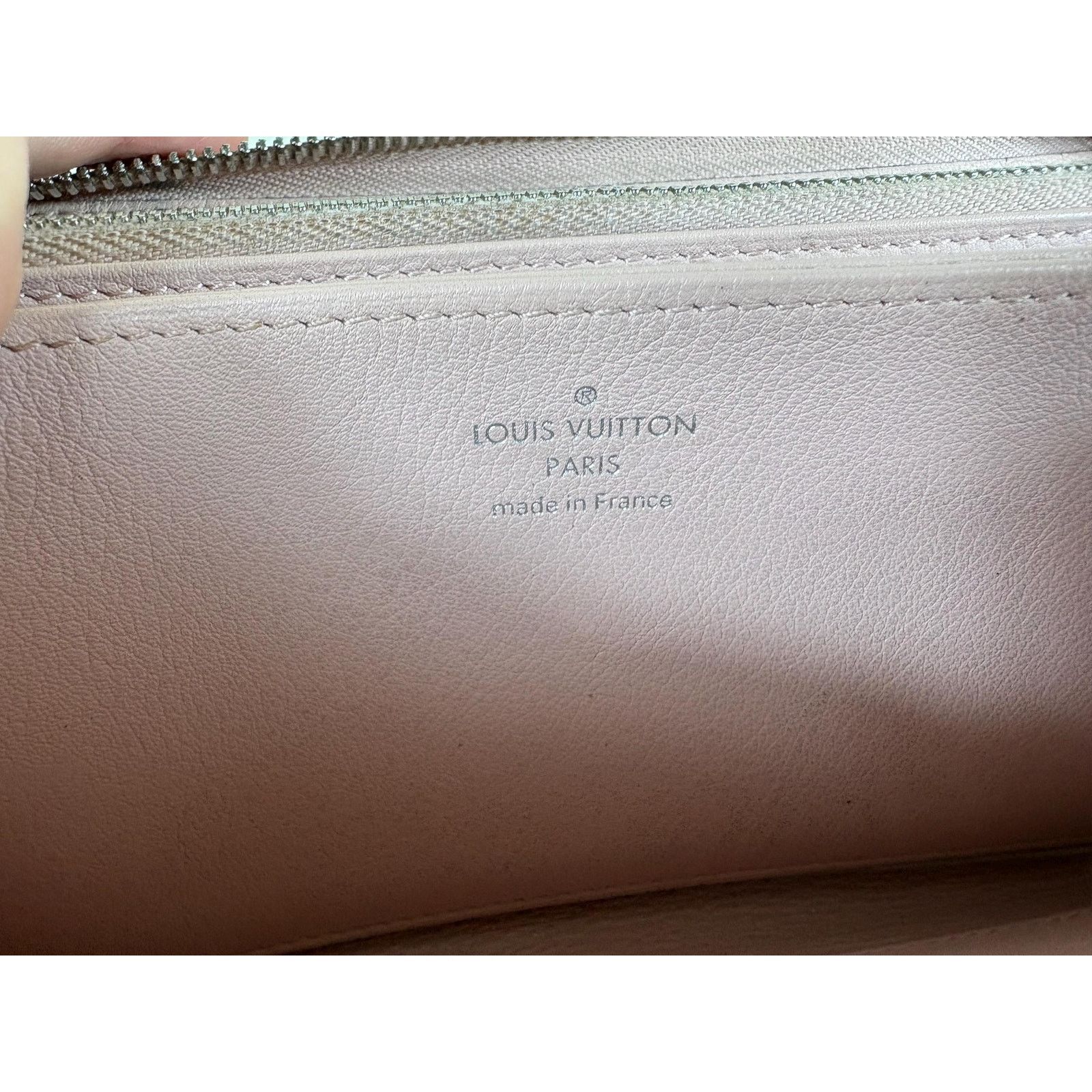 Louis Vuitton Authentic Louis Vuitton Pink Mahina Zippy Travel Wallet Size ONE SIZE - 8 Thumbnail