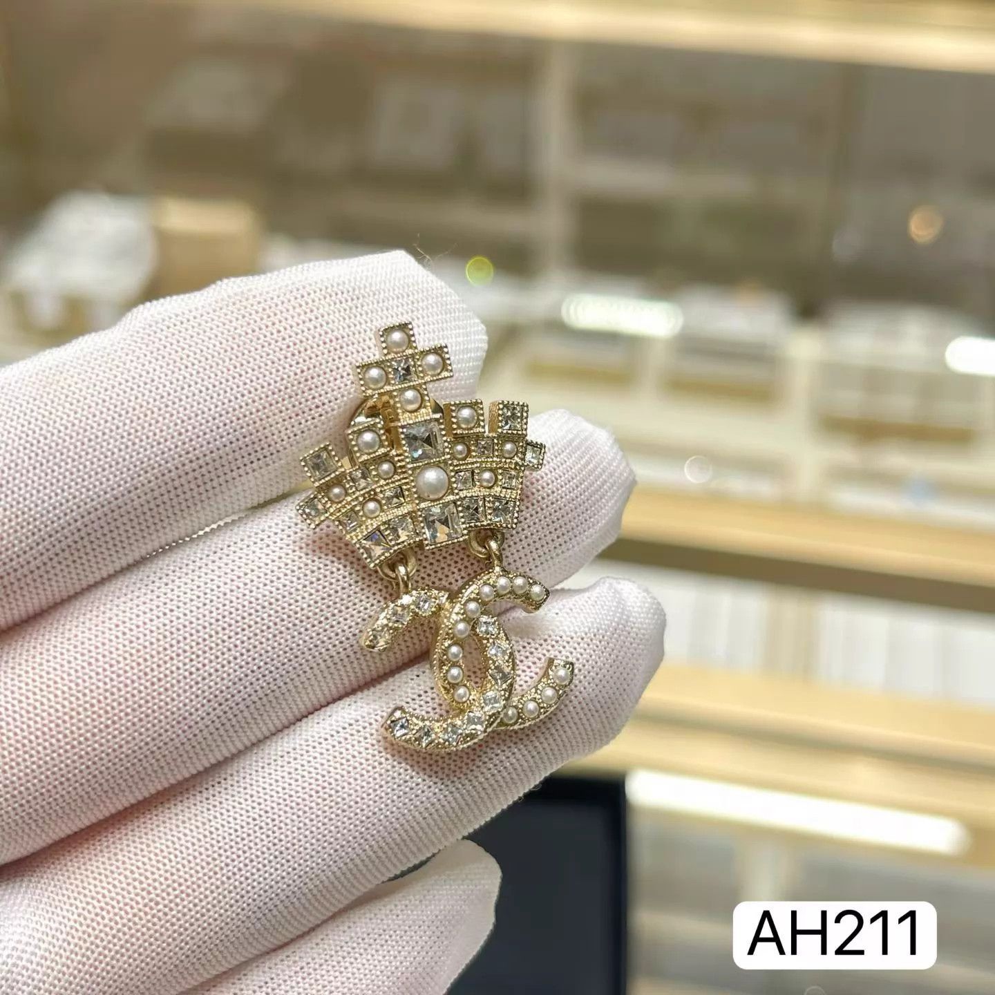 Chanel Chanel 21A Handmade Crown Pearl Crystal CC Brooch Size ONE SIZE - 4 Thumbnail