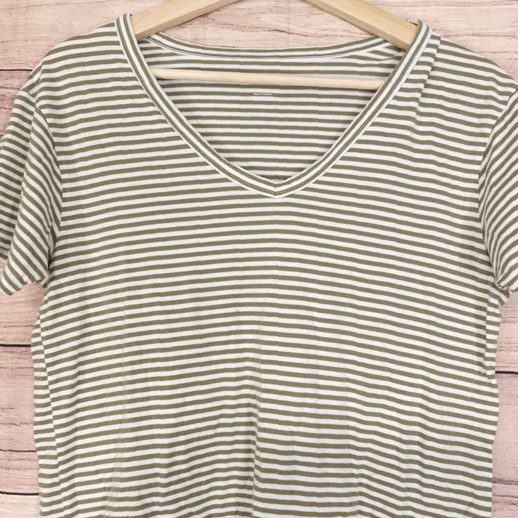 American Eagle Outfitters AMERICAN EAGLE Short Sleeve Striped V-Neck T-Shirt Womens Size S Green White Casual Size S / US 4 / IT 40 - 2 Thumbnail