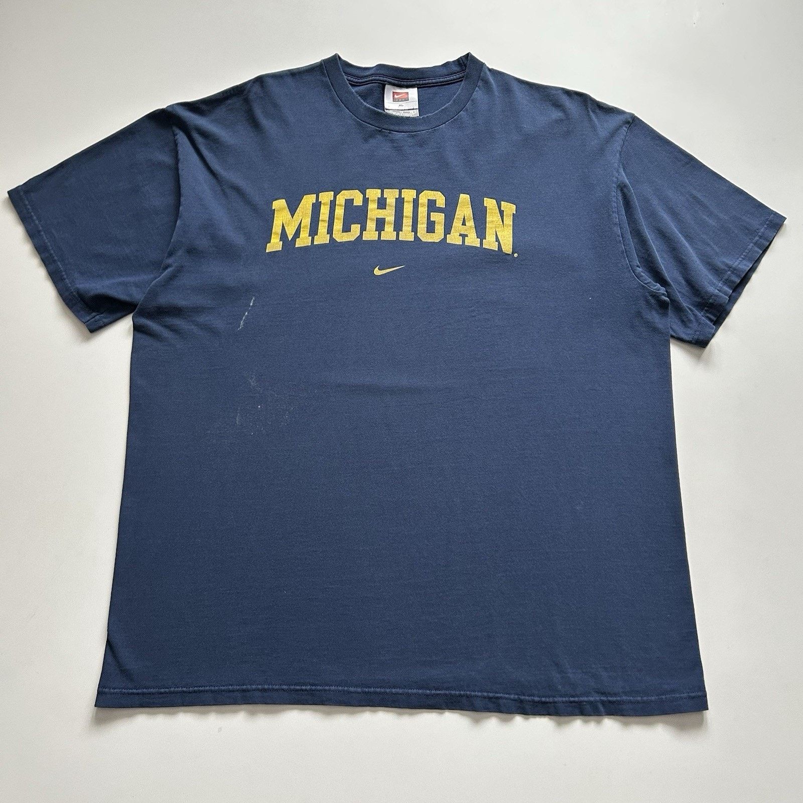 NCAA Vintage Nike Team Michigan T Shirt XL 90s NCAA Center Swoosh Size US XL / EU 56 / 4 - 1 Thumbnail