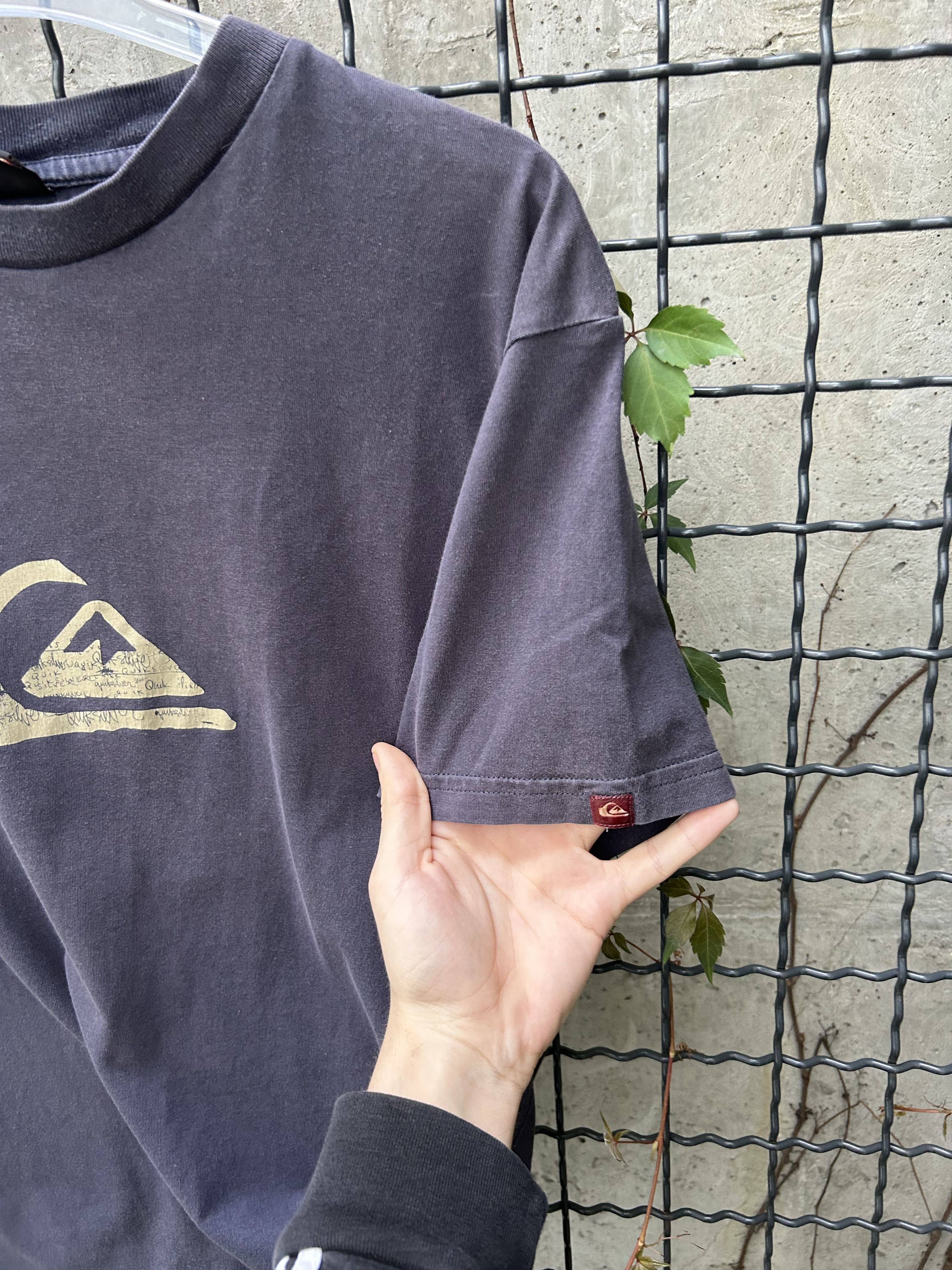Quiksilver Vintage 2000s Quiksilver Surf Streetwear Graphic T-shirt Size US S / EU 44-46 / 1 - 11 Thumbnail