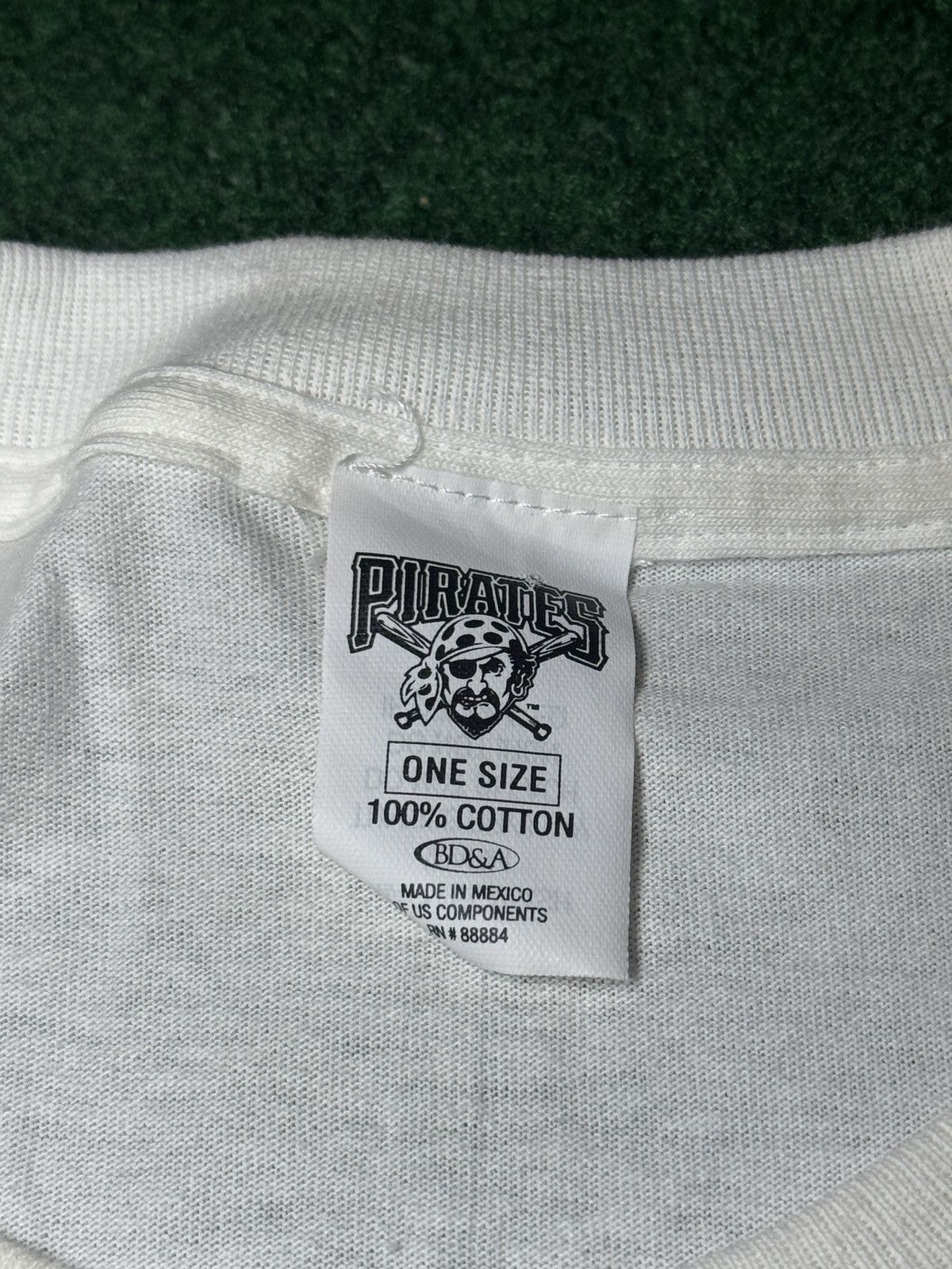 MLB Pirates Giles Vintage T Shirt Medium 19x30 White Baseball Size US M / EU 48-50 / 2 - 4 Thumbnail