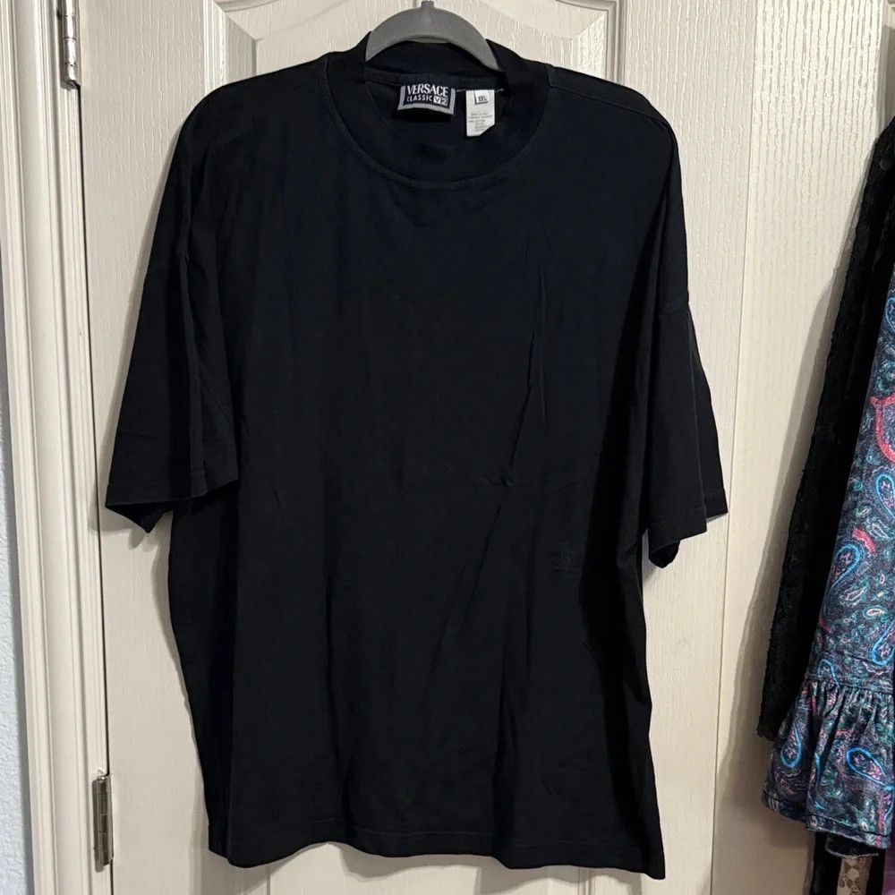 Versace 90s Versace Classic V2 Black Embroidered Logo Short Sleeve Size US XXL / EU 58 / 5 - 2 Thumbnail